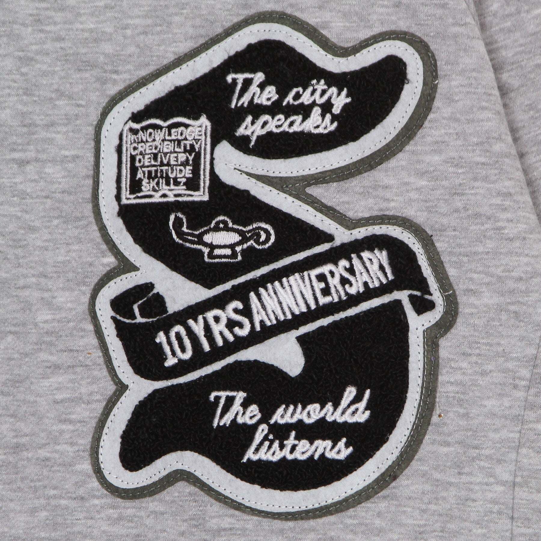 5TATE-OF-MIND-Felpa-Girocollo-Uomo-Ten-Years-Anniversary-Crewneck-Grey-Melange-da-uomo