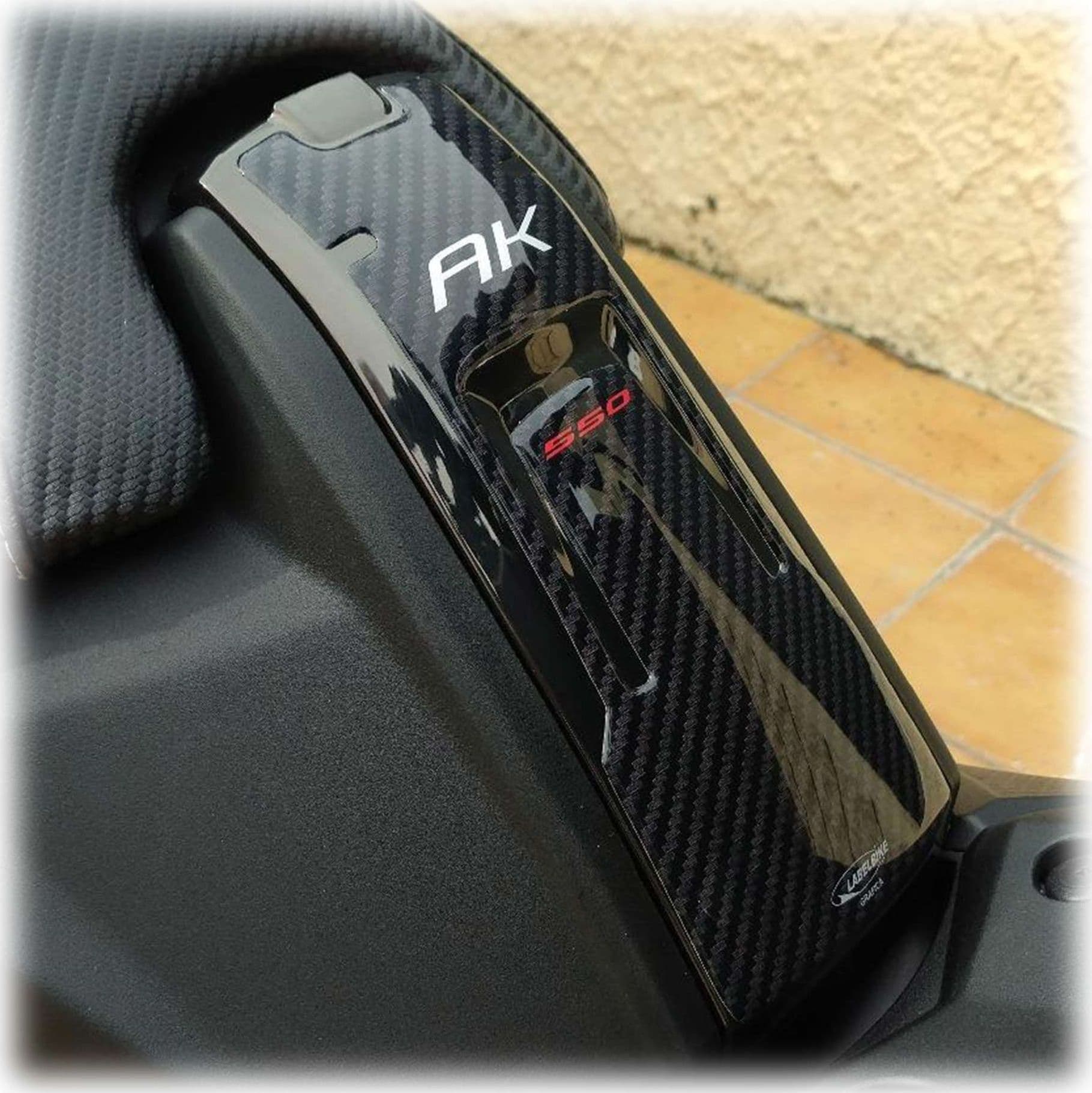 Adesivo Sportello Serbatoio 3d Compatibile Scooter Kymco Ak 550 2017-2022 in Decalcomanie adesivi e magneti LabelBike - Bibbiano, commercioVirtuoso.it