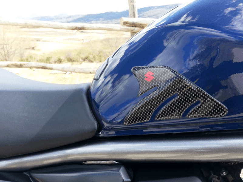 ADESIVI 3D CARBONIO PROTEZIONI LATERALI SERBATOIO compatibibili per MOTO SUZUKI in Paraserbatoio LabelBike - Bibbiano, commercioVirtuoso.it