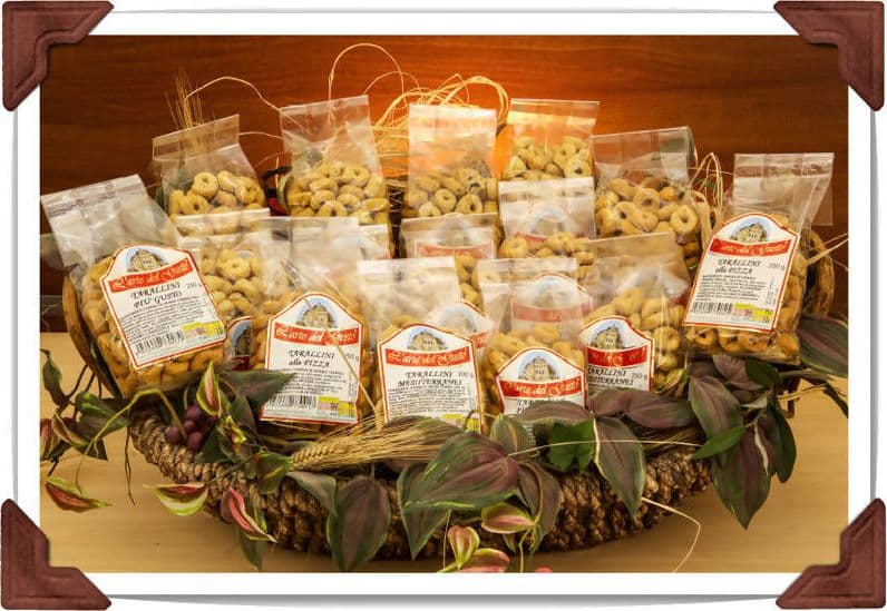 6x Box contenente 6 confezioni di Taralli Pugliesi caserecci fatti a mano da 250 gr (olive nere, finocchio, pizza, cipolla, olio e multicereali) Prodotti Alimentari C.B.C. in Grissini taralli e fette biscottate C.B.C. - Martina Franca, commercioVirtuoso.it