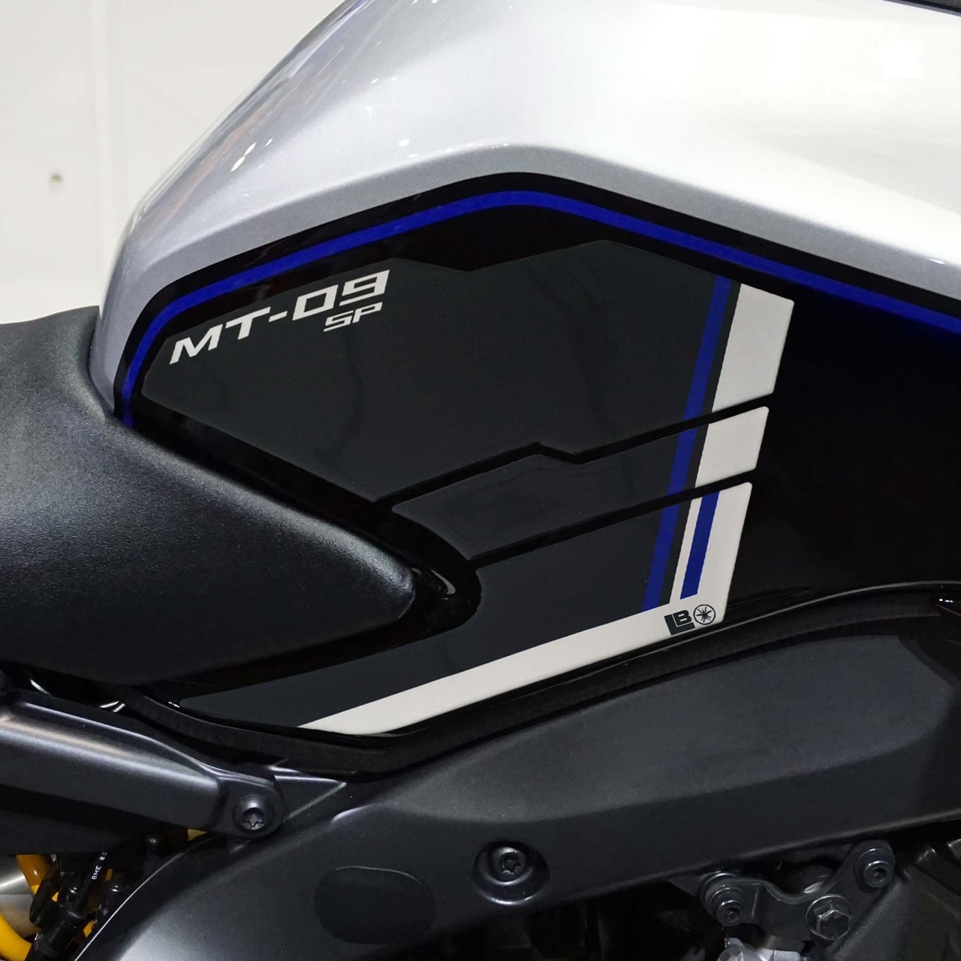 Adesivi 3D Protezioni Laterali moto compatibili con Yamaha MT-09 2024-2025 in Decalcomanie adesivi e magneti LabelBike - Bibbiano, commercioVirtuoso.it