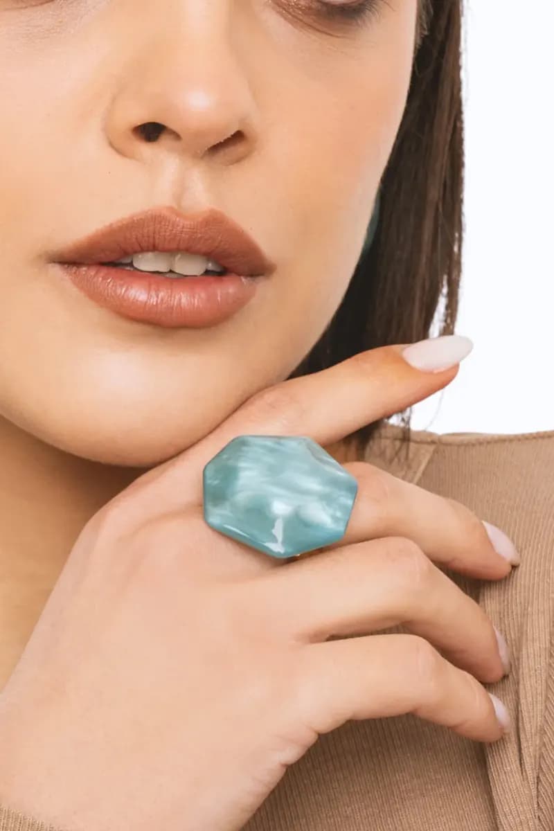 Anello elastico con pietra esagonale in acrilico | MYA ACCESSORIES in prodotto You Store - Messina, commercioVirtuoso.it