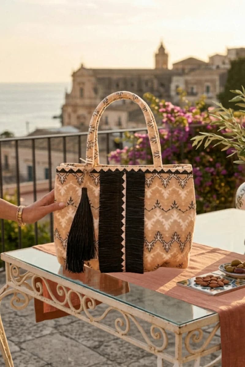 Borsa grande fantasia con frange e nappe | PHO Firenze in prodotto You Store - Messina, commercioVirtuoso.it