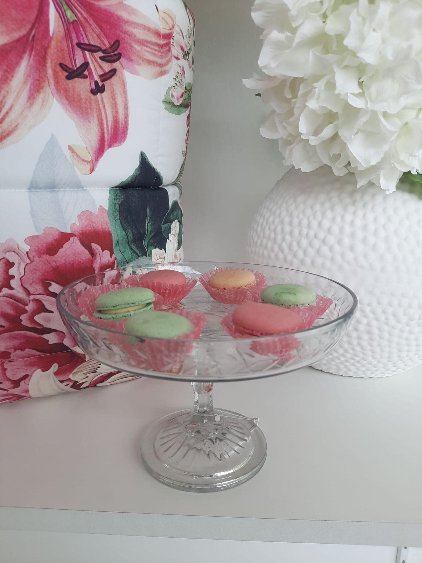 Alzatina in vetro trasparente Ø20 cm con design elegante, perfetta per servire dolci e frutta.