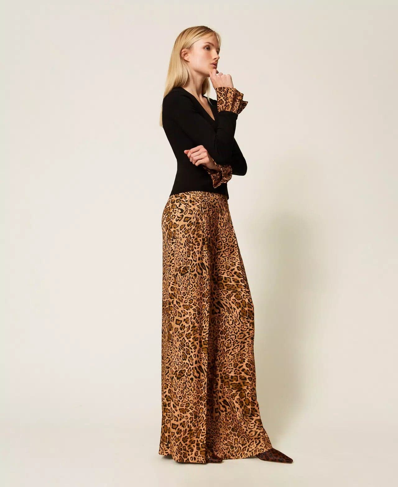 Pantaloni Twinset donna in jacquard fantasia cashmere e stampa animalier, linea ampia con pieghe frontali e logo Oval T lato