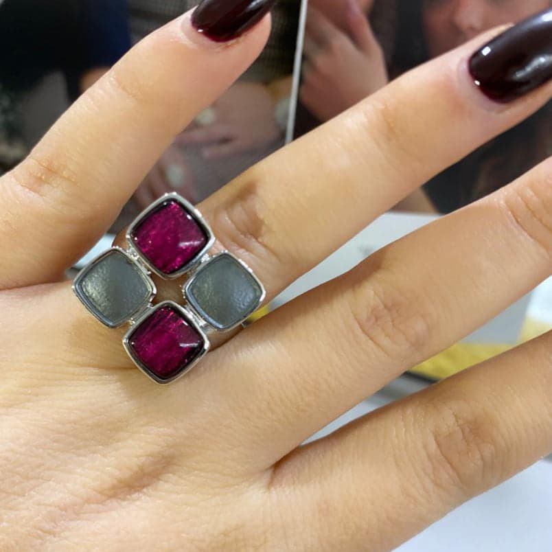 Anello Velvet Quadro Alexarte, taglia unica, artigianale con elemento quadrato, cristalli e finiture in oro e argento, stile moderno italiano.