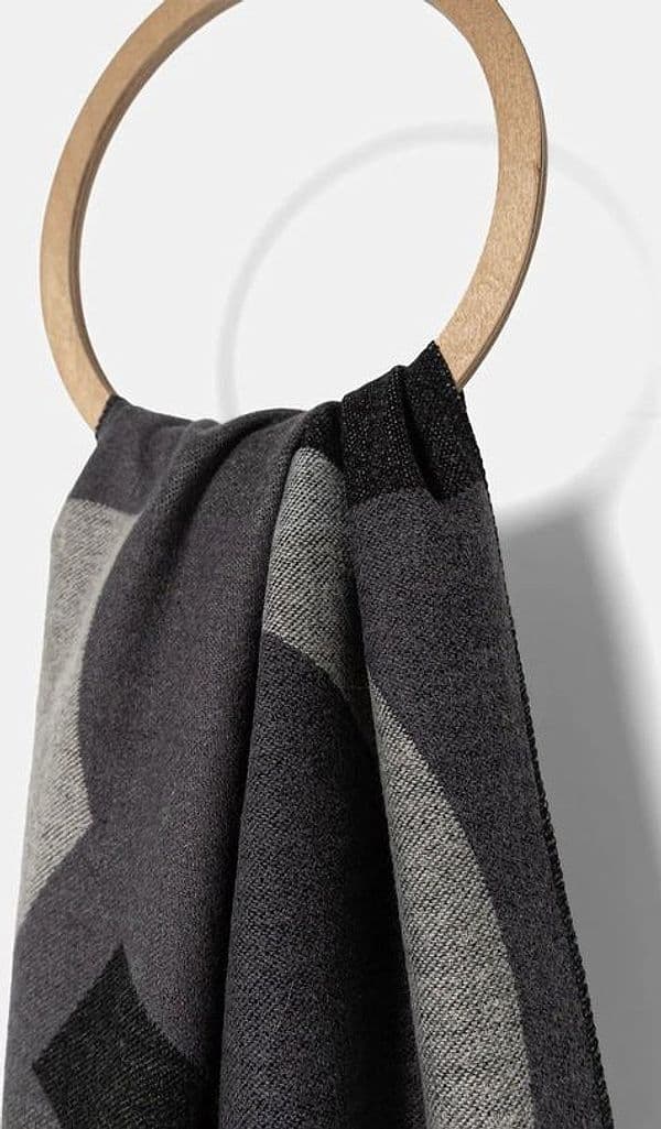 Sciarpa Twinset da donna in tessuto fantasia 85x180 cm, utilizzabile come stola o scialle dettaglio