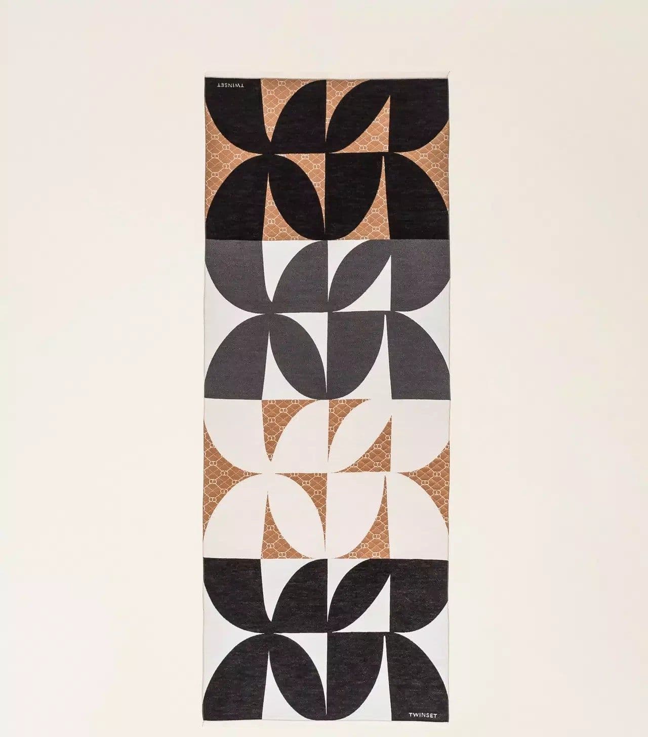 Stola Twinset in panno jacquard con motivi geometrici e frange, logo Oval T all over vista alto