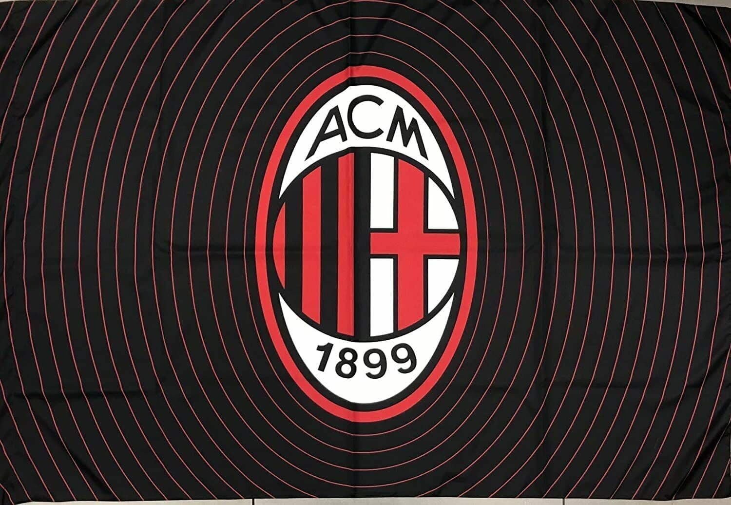 Ac Milan Bandiera Ufficiale Con Ologramma Del Club 100x150 Cm Da Appendere Al Balcone, Da Portare Allo Stadio O Da Tenere in Camera Sport e tempo libero/Fan Shop/Calcio/Bandiere e gagliardetti Il Distintivo - Pesaro, Commerciovirtuoso.it