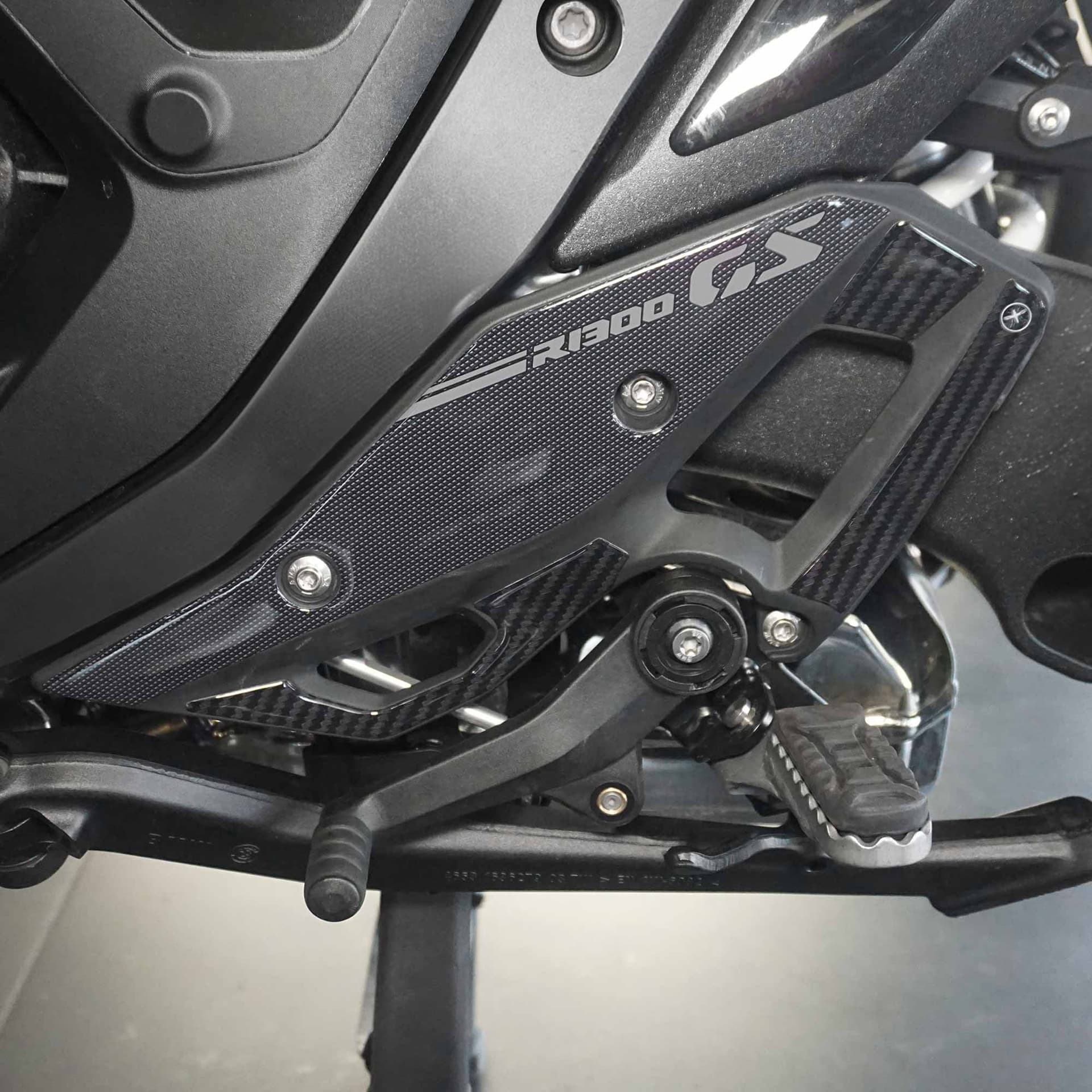 Adesivi-3D-Battitacco-pedane-poggiapiedi-moto-compatibili-con-BMW-R1300GS