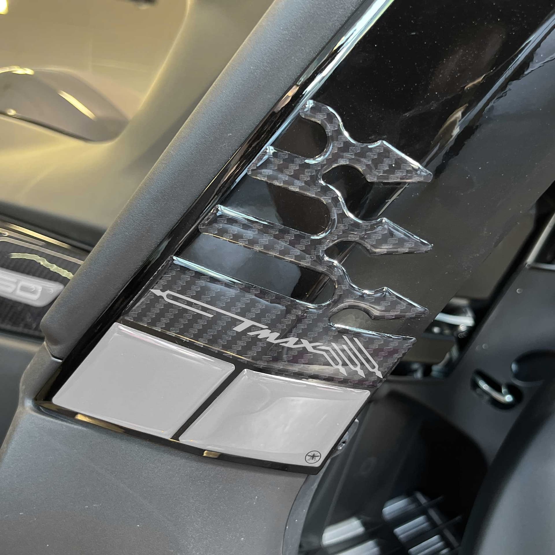Adesivi-3D-per-carene-pance-laterali-fianchetti-compatibili-con-Yamaha-Tmax-2022