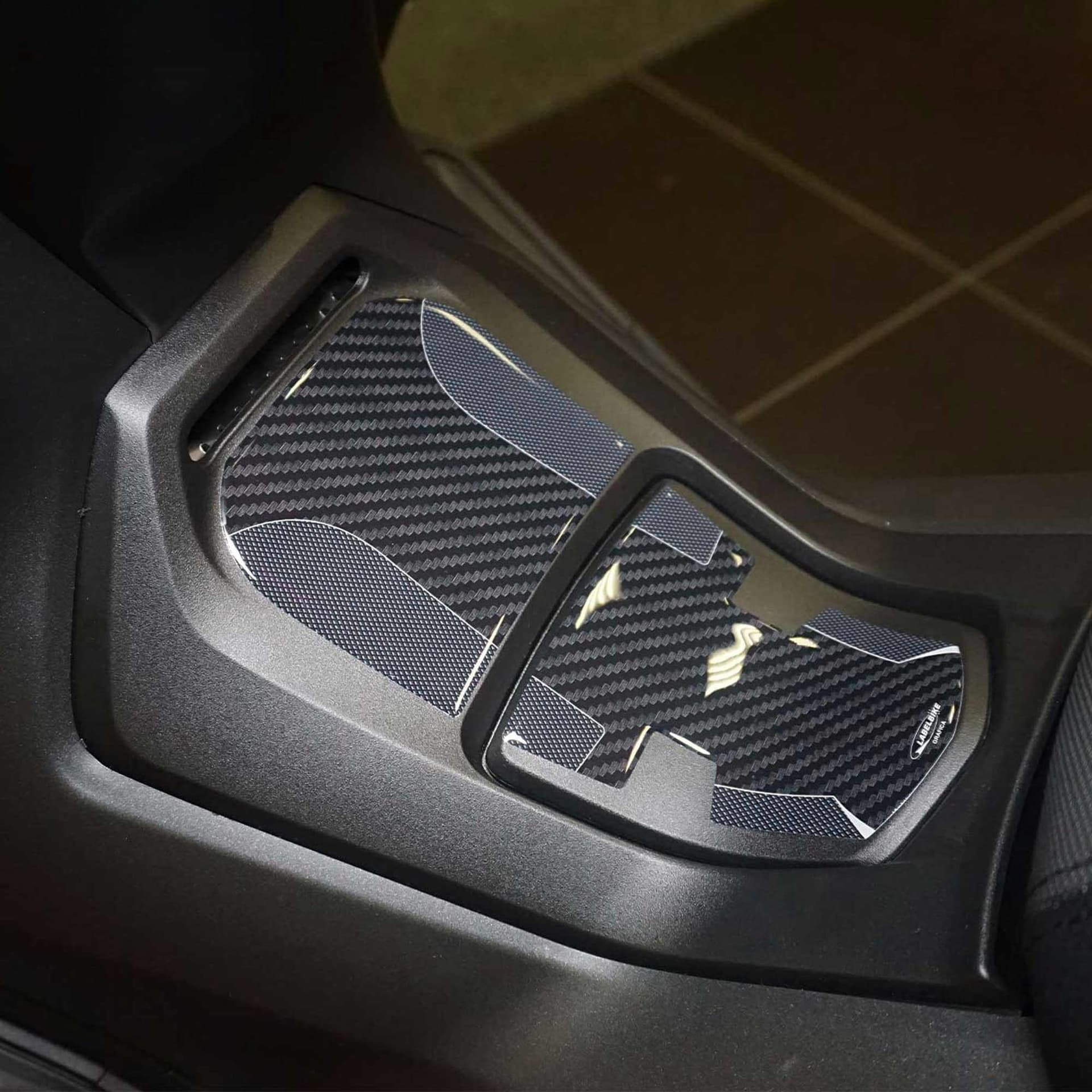 Adesivi-3D-protezione-pedana-e-sportello-compatibile-con-Honda-Forza-125-2022-23