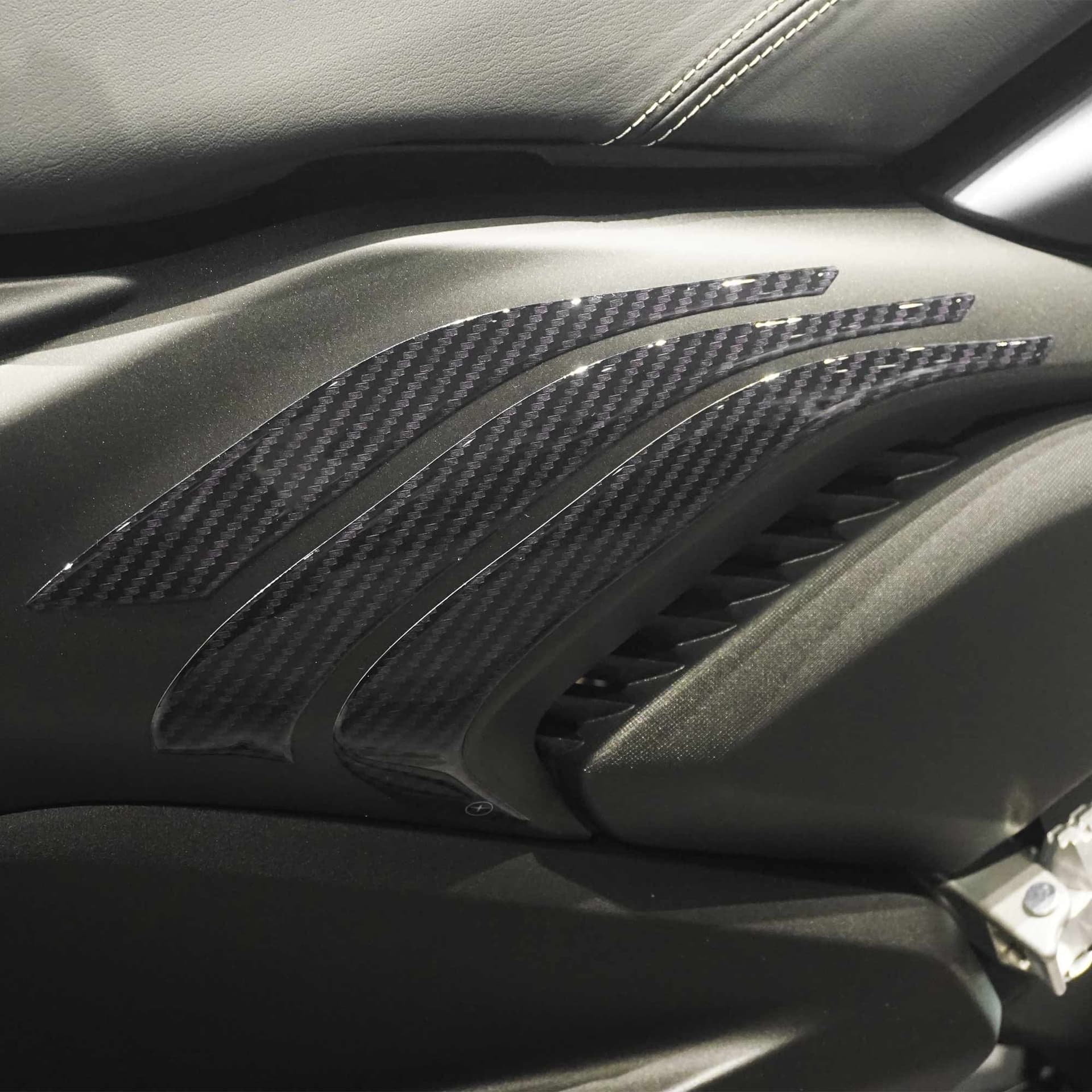 Adesivi-3D-Protezione-pedane-piedi-passeggero-compatibili-con-Yamaha-Xmax-2023