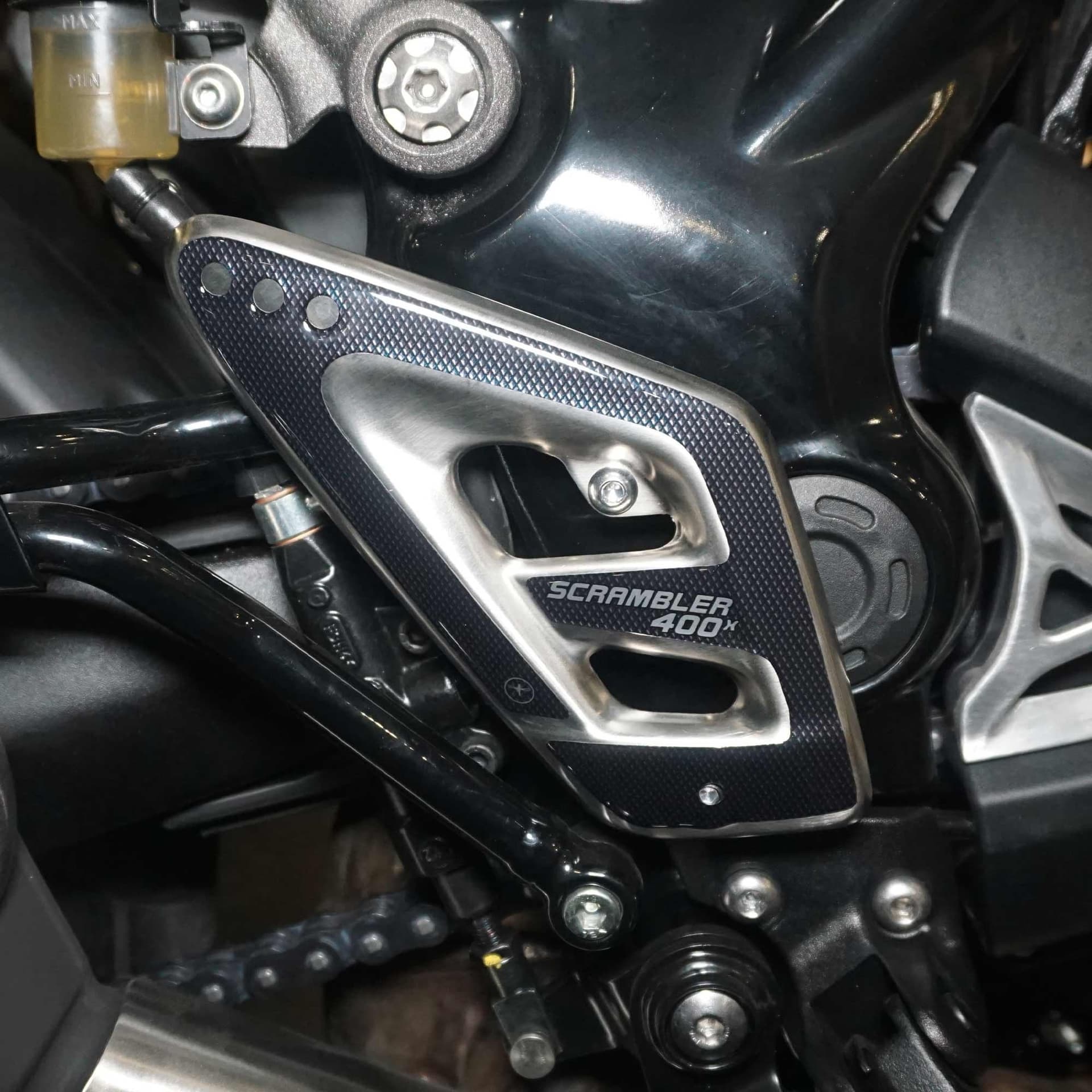 Adesivi-3D-Protezioni-Battitacco-moto-compatibili-con-Triumph-Scrambler-400-X