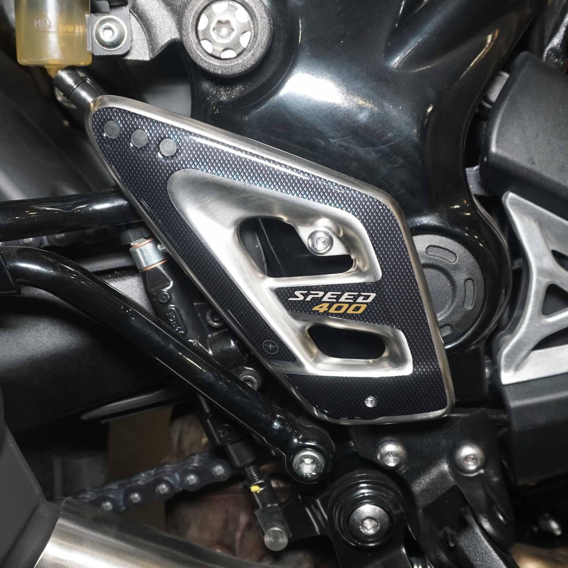 Adesivi-3D-Protezioni-Battitacco-pedane-moto-compatibili-con-Triumph-Speed-400