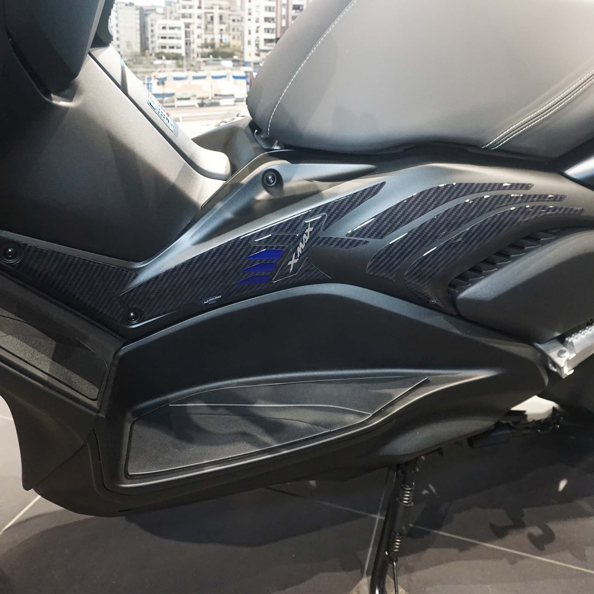 Adesivi-3D-protezioni-laterali-scooter-compatibili-con-Yamaha-Xmax-125-300-2023