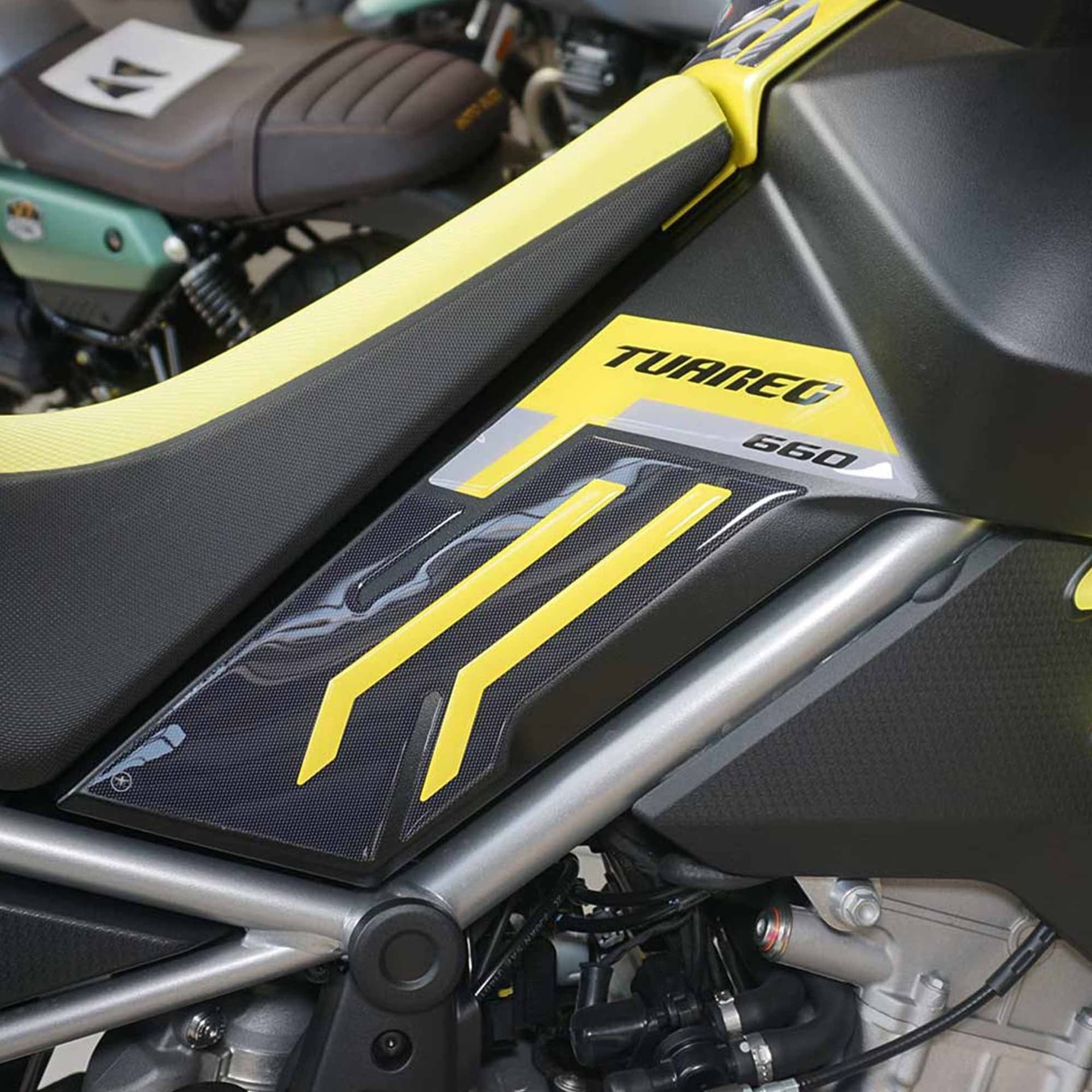 Adesivi-3D-Protezioni-Laterali-serbatoio-compatibili-con-Aprilia-Tuareg-660-2022