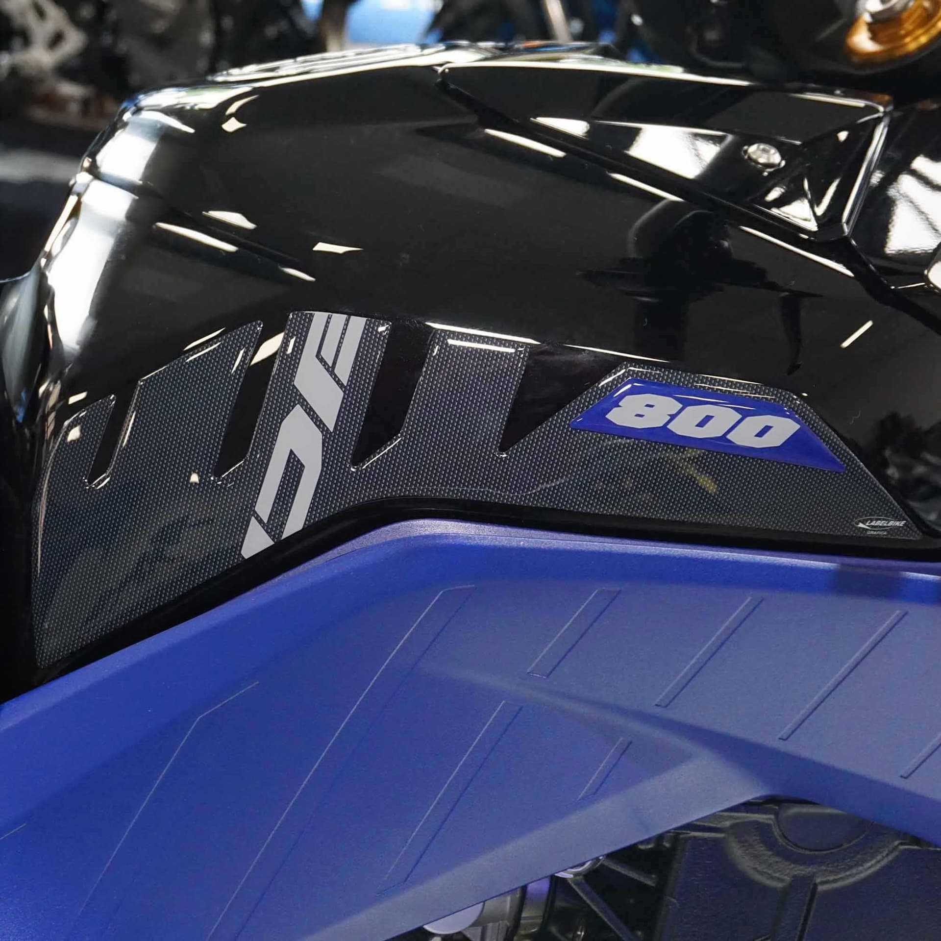 Adesivi-3D-Protezioni-laterali-serbatoio-compatibili-con-Suzuki-V-Strom-800DE