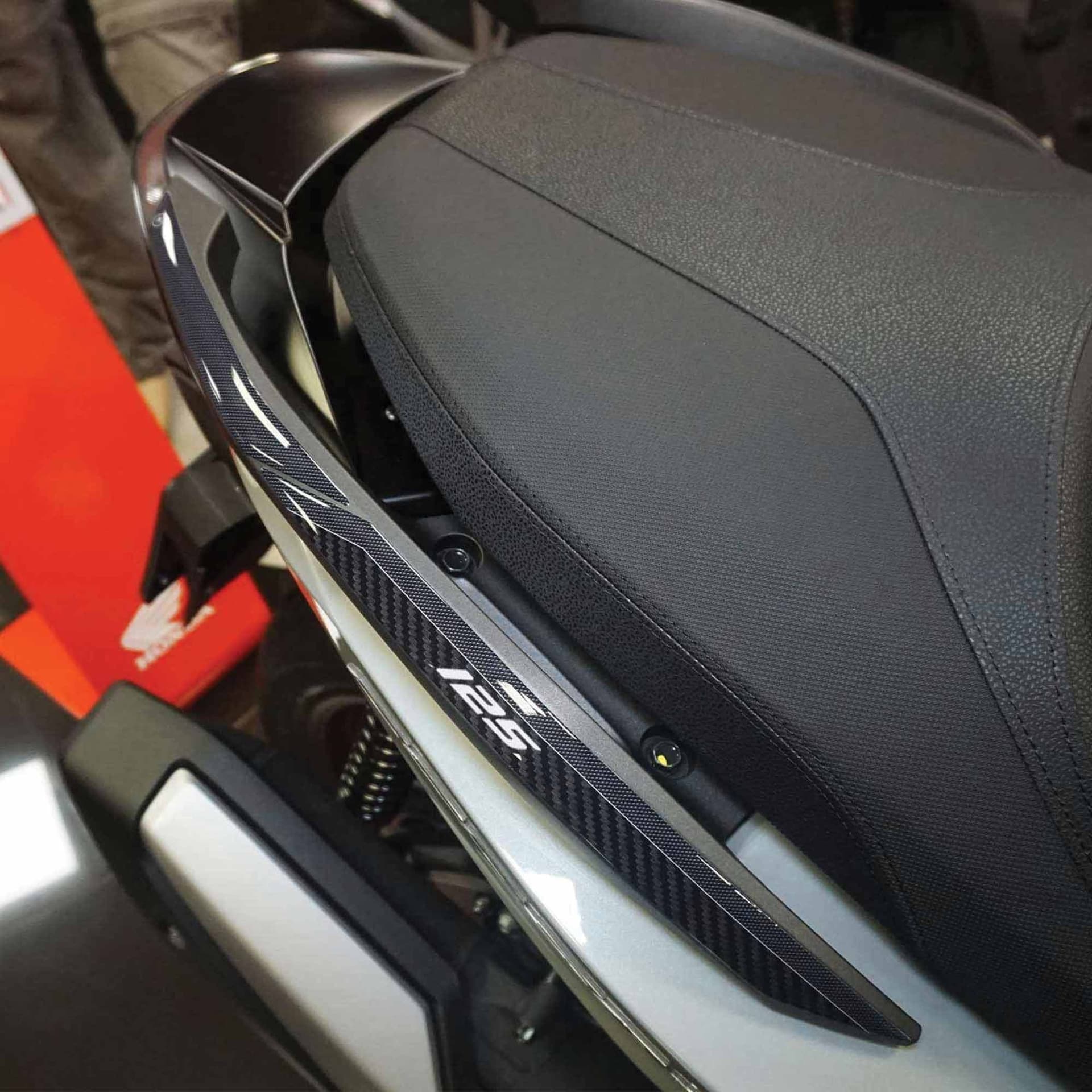 Adesivi-3D-Protezioni-Maniglie-posteriori-compatibili-con-Honda-Forza-125-2022
