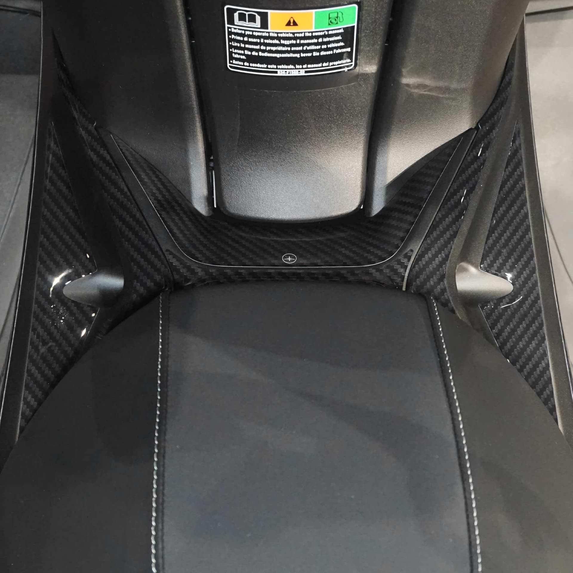 Adesivi-3D-Protezioni-Pedana-centrale-compatibili-con-Yamaha-Xmax-125-300-2023
