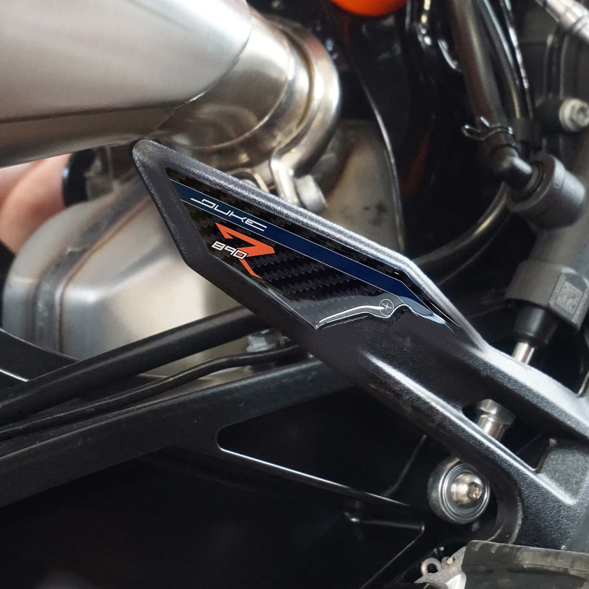 Adesivi-in-resina-3D-per-battitacco-moto-compatibili-con-KTM-890-Duke-R-2022-23