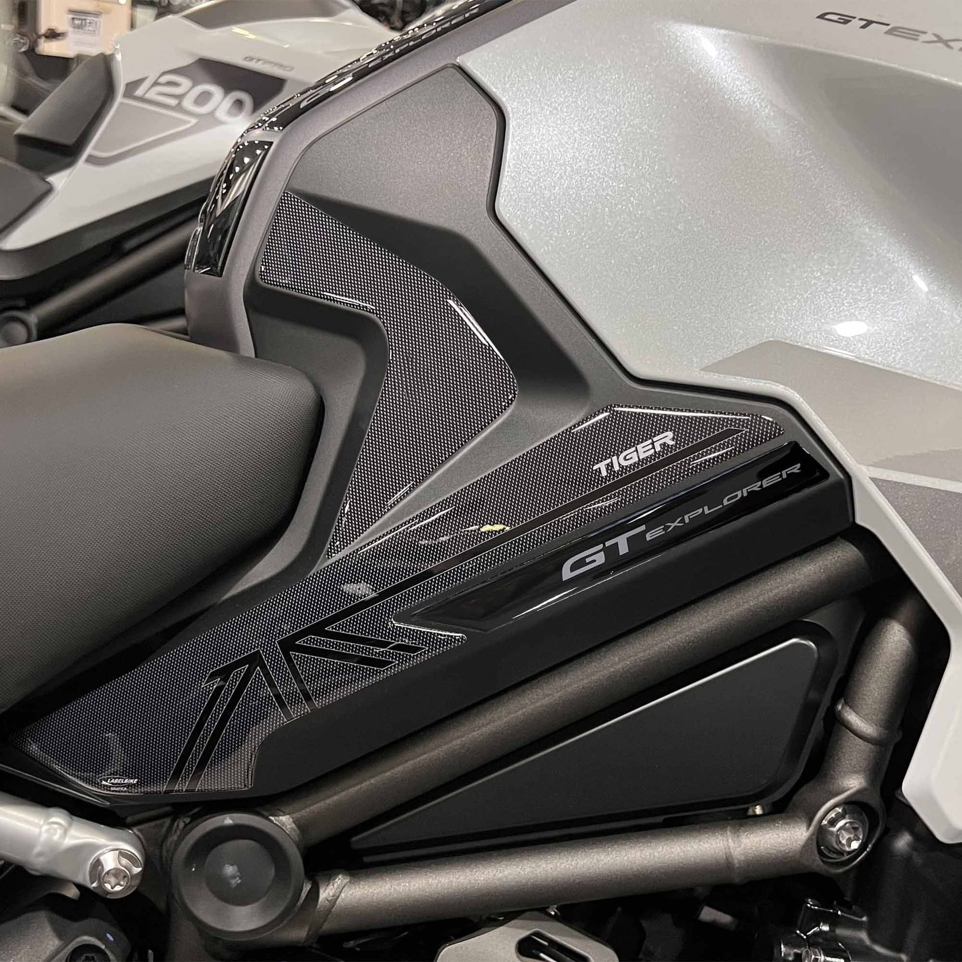 Adesivi-Protezioni-laterali-compatibili-con-Triumph-Tiger-1200-GT-Explorer-2023