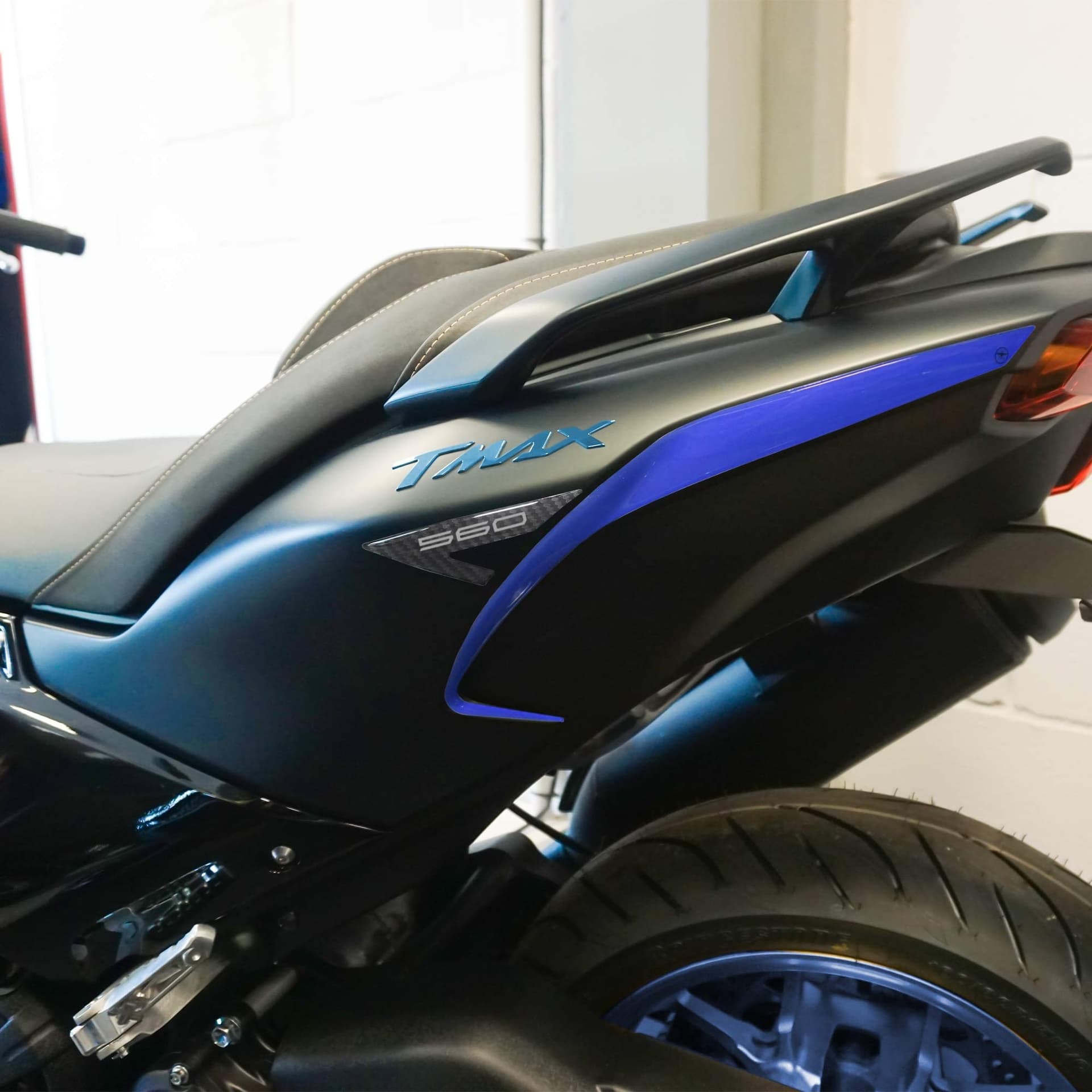 Adesivi-resinati-3D-paraspigoli-codone-scooter-compatibili-con-Yamaha-Tmax-2022-2024
