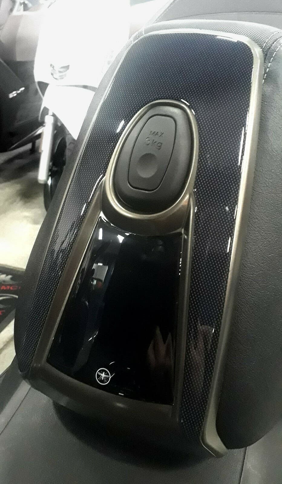 ADESIVO-3D-BORCHIA-GANCIO-APPENDI-BORSE-compatibile-KYMCO-scooter-AGILITY-300
