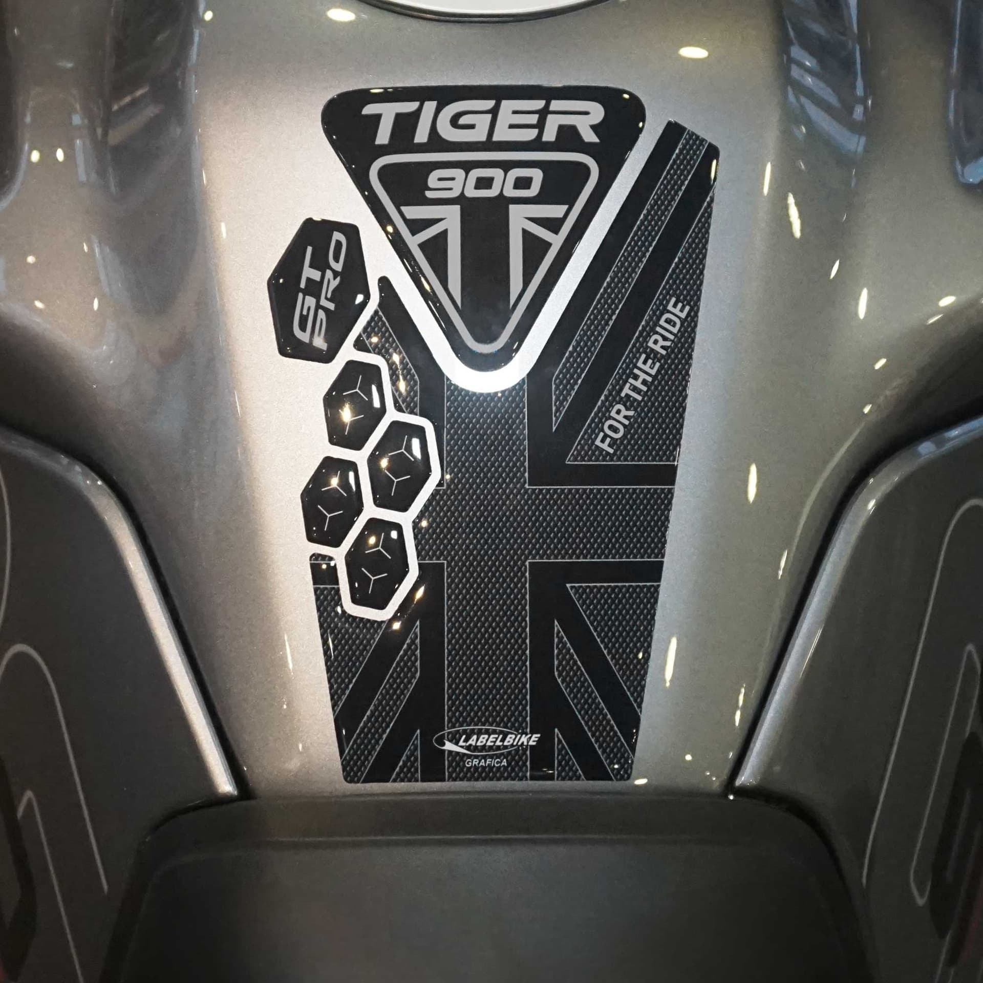 Adesivo-3D-Paraserbatoio-ALTO-compatibile-con-moto-Triumph-Tiger-900-GT-PRO
