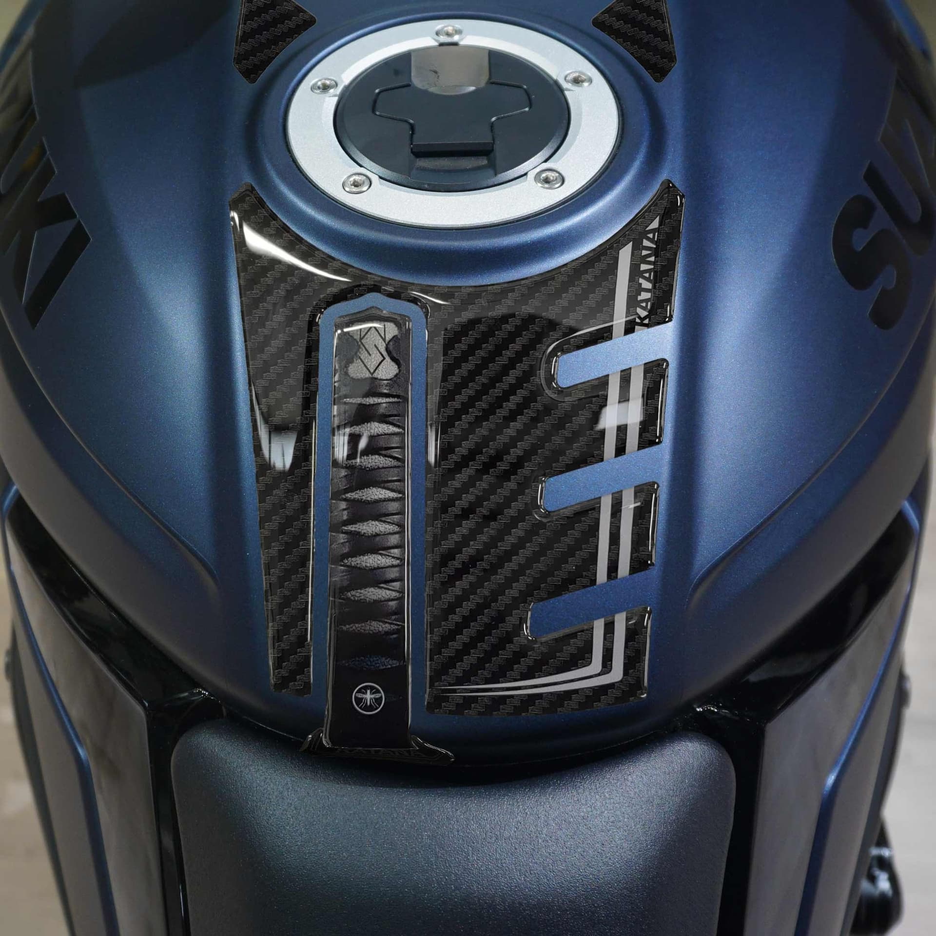 Adesivo-3D-paraserbatoio-moto-compatibile-con-Suzuki-Katana-2019-2023-Grigio