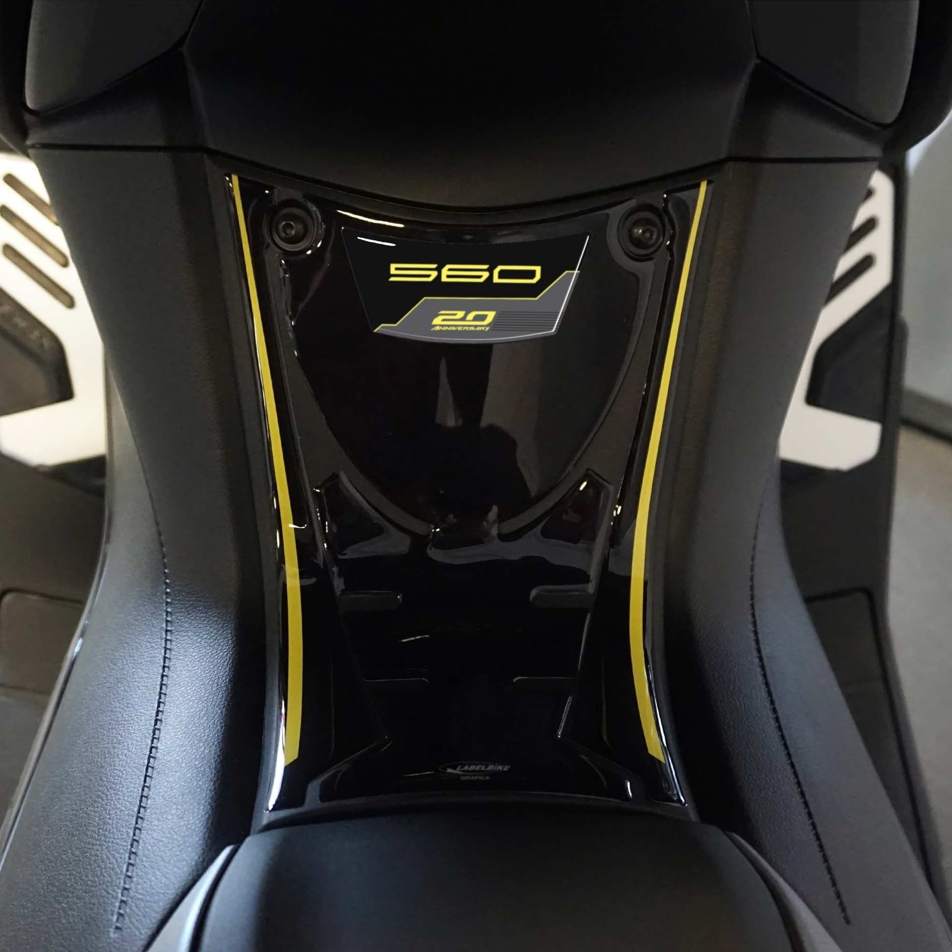 Adesivo-3D-Pedana-anteriore-compatibile-con-Yamaha-Tmax-560-20Th-Anniversary
