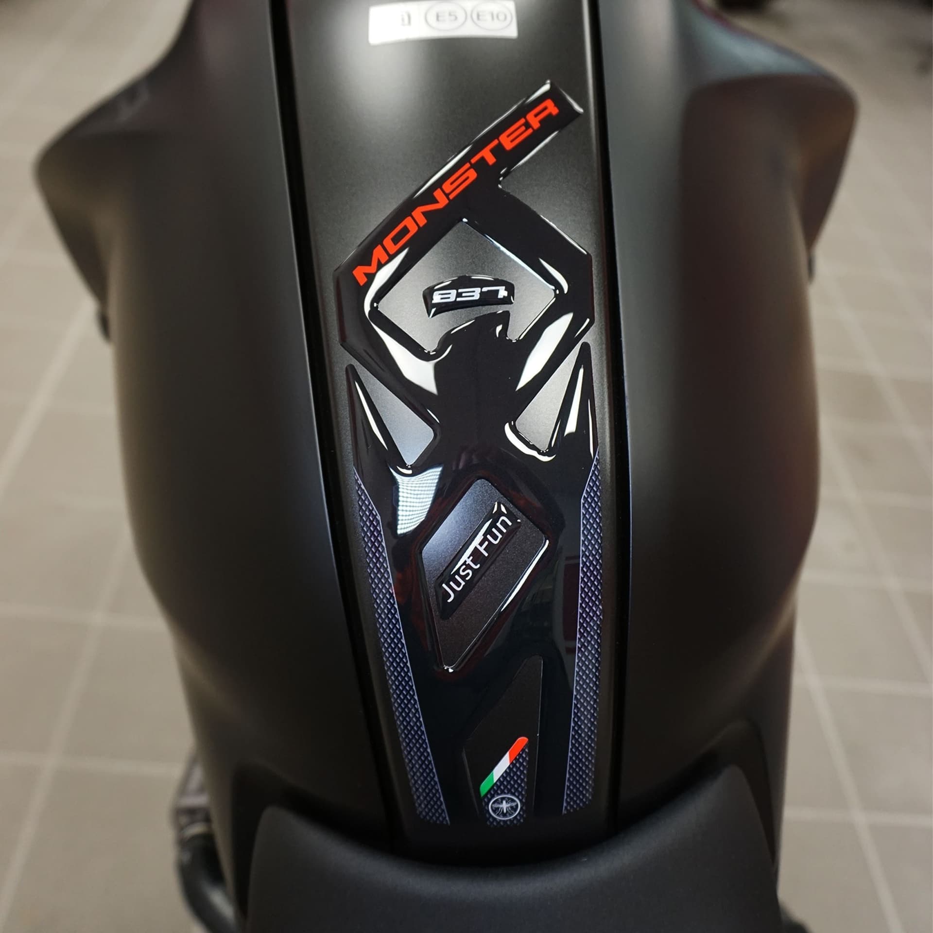 Adesivo-3D-Protezione-paraserbatoio-compatibile-con-Ducati-Monster-937-2021