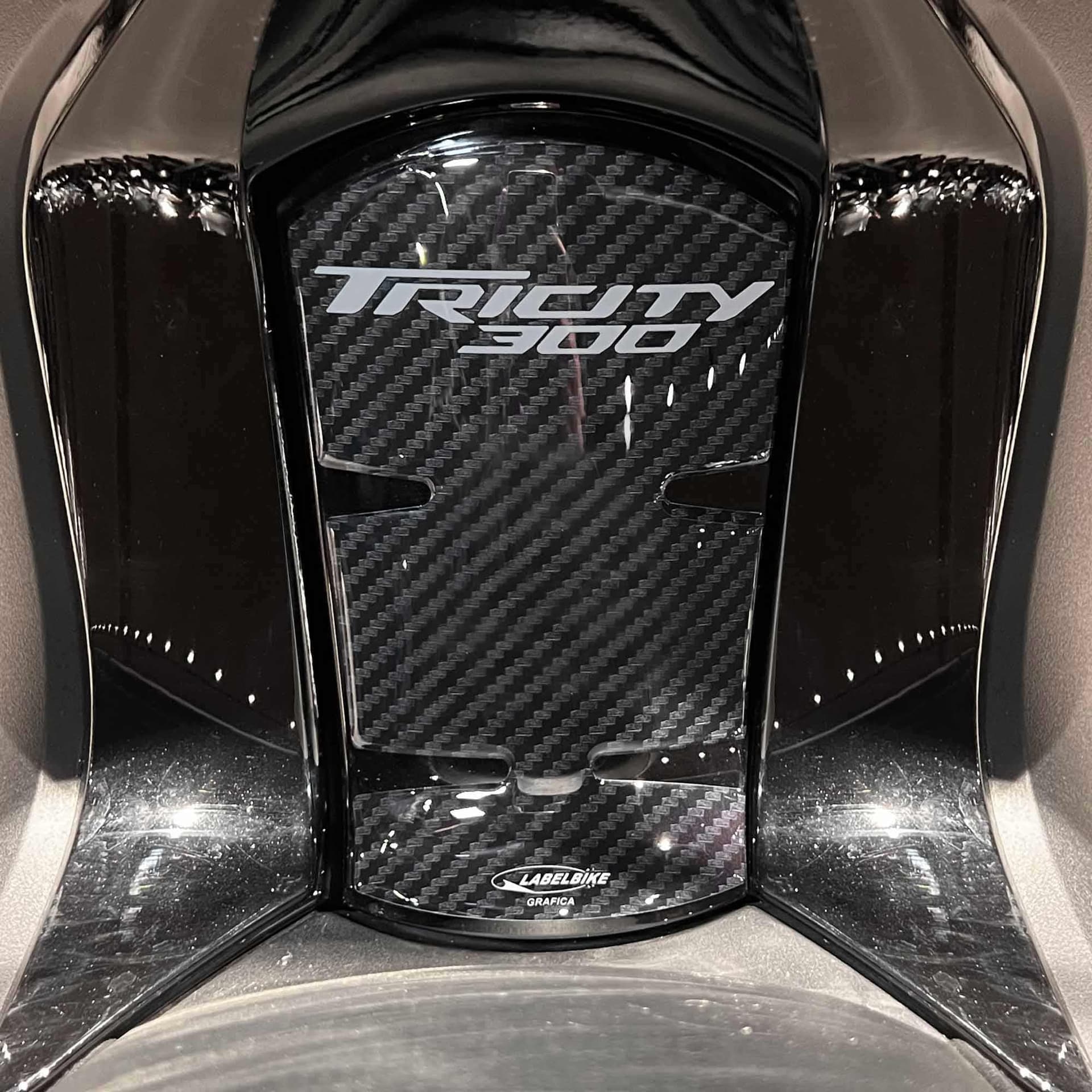 Adesivo-3D-protezione-sportello-serbatoio-compatibile-con-Yamaha-Tricity-300