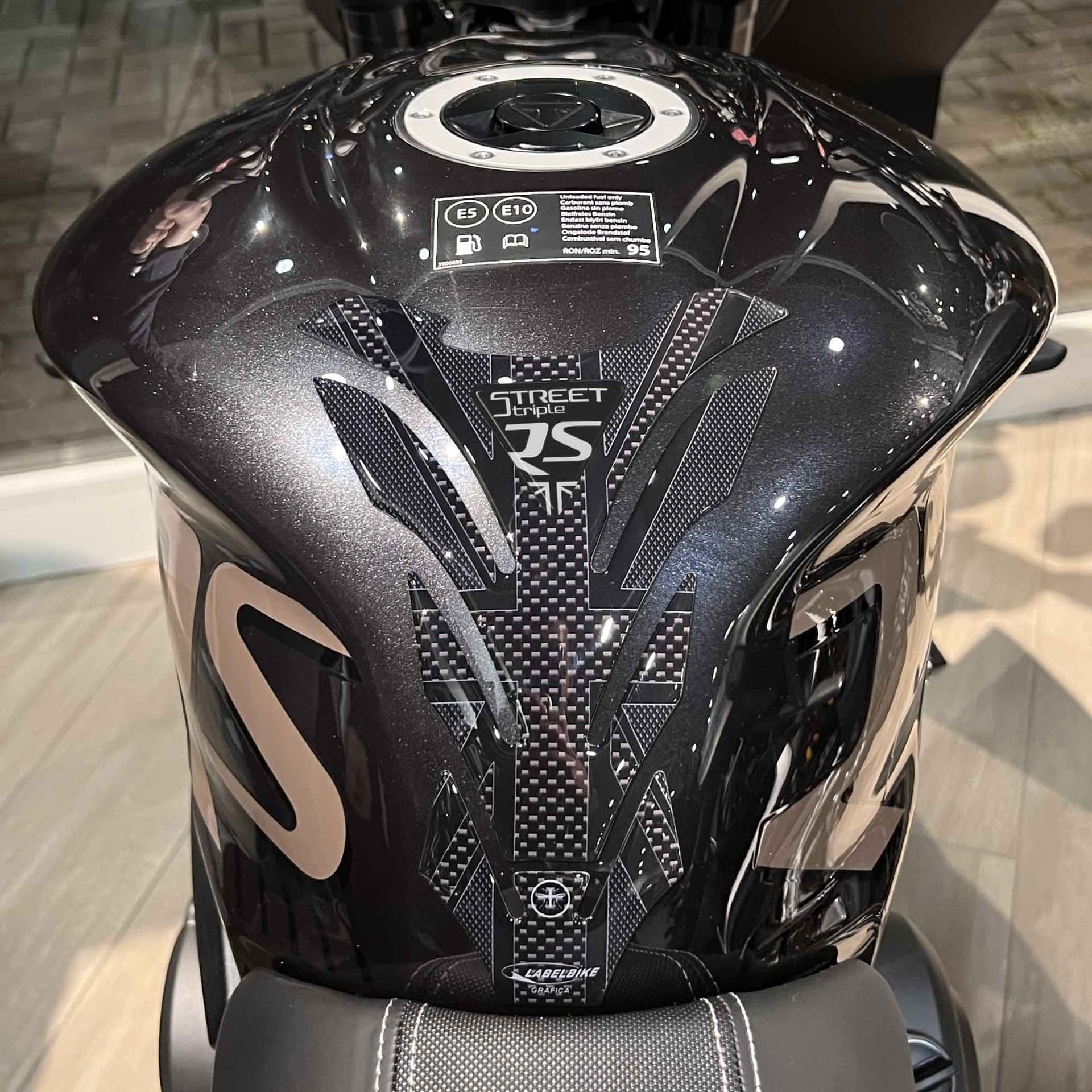 Adesivo-Paraserbatoio-moto-compatibile-con-Triumph-Street-Triple-RS-2017-2023