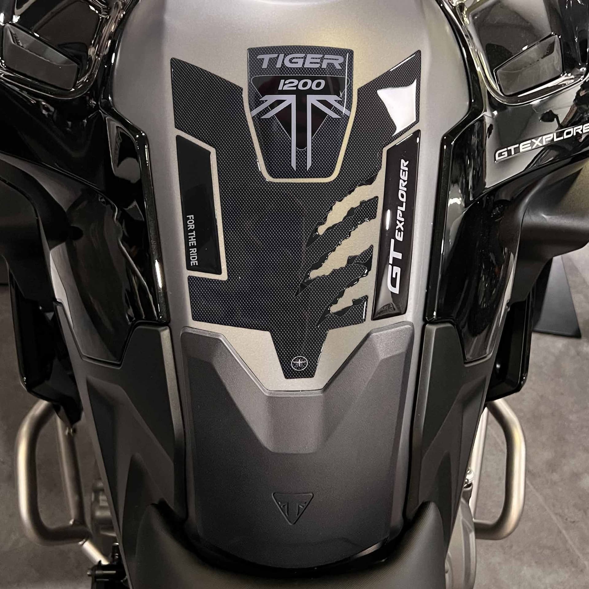 Adesivo-Paraserbatoio-moto-compatibile-con-Triumph-Tiger-1200-GT-Explorer-2023