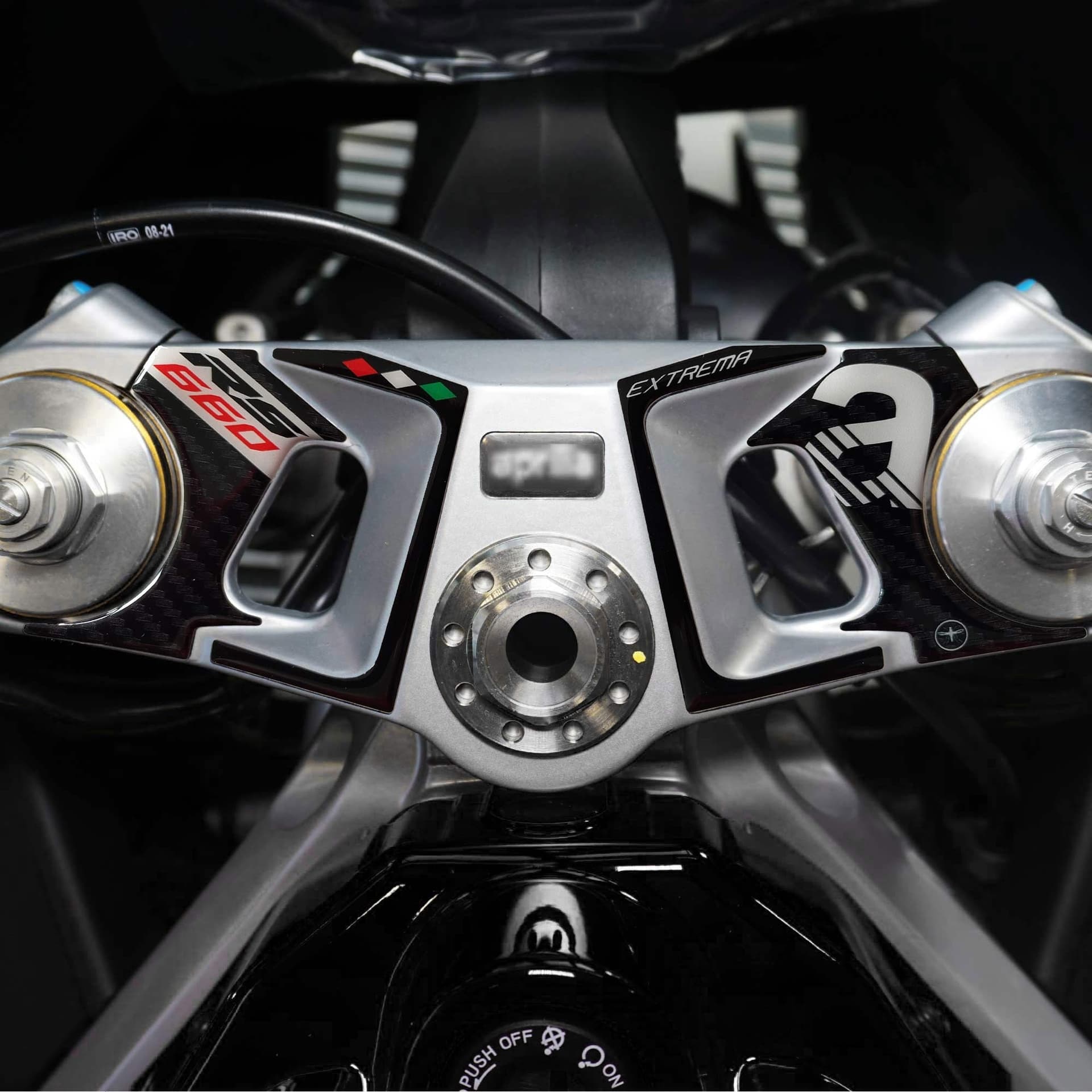 Adesivo-Piastra-Forcella-Sterzo-compatibile-con-Aprilia-RS-660-Extrema-2023-24