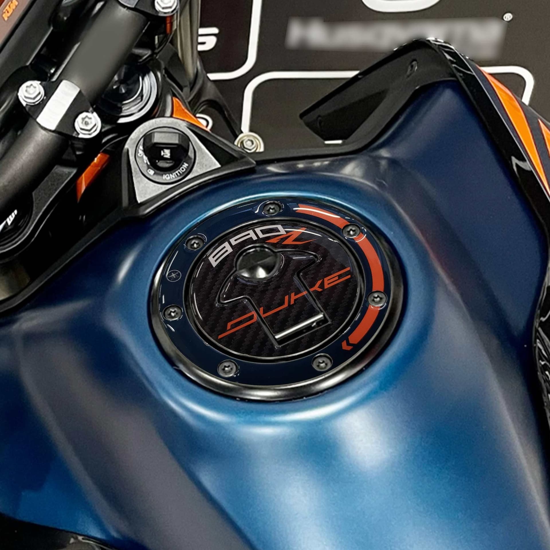 Adesivo-protezione-tappo-serbatoio-moto-compatibile-con-KTM-890-Duke-R-2022-23