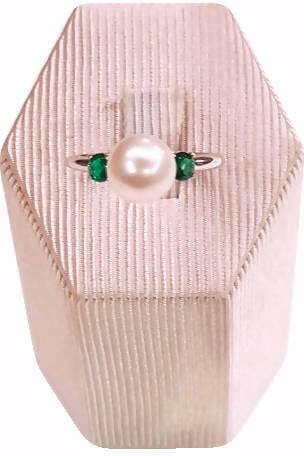 Anello donna in Oro bianco 18 Kt e perla centrale e pietre tipo Smeraldo in Anelli E B Gioielli - Siderno, commercioVirtuoso.it