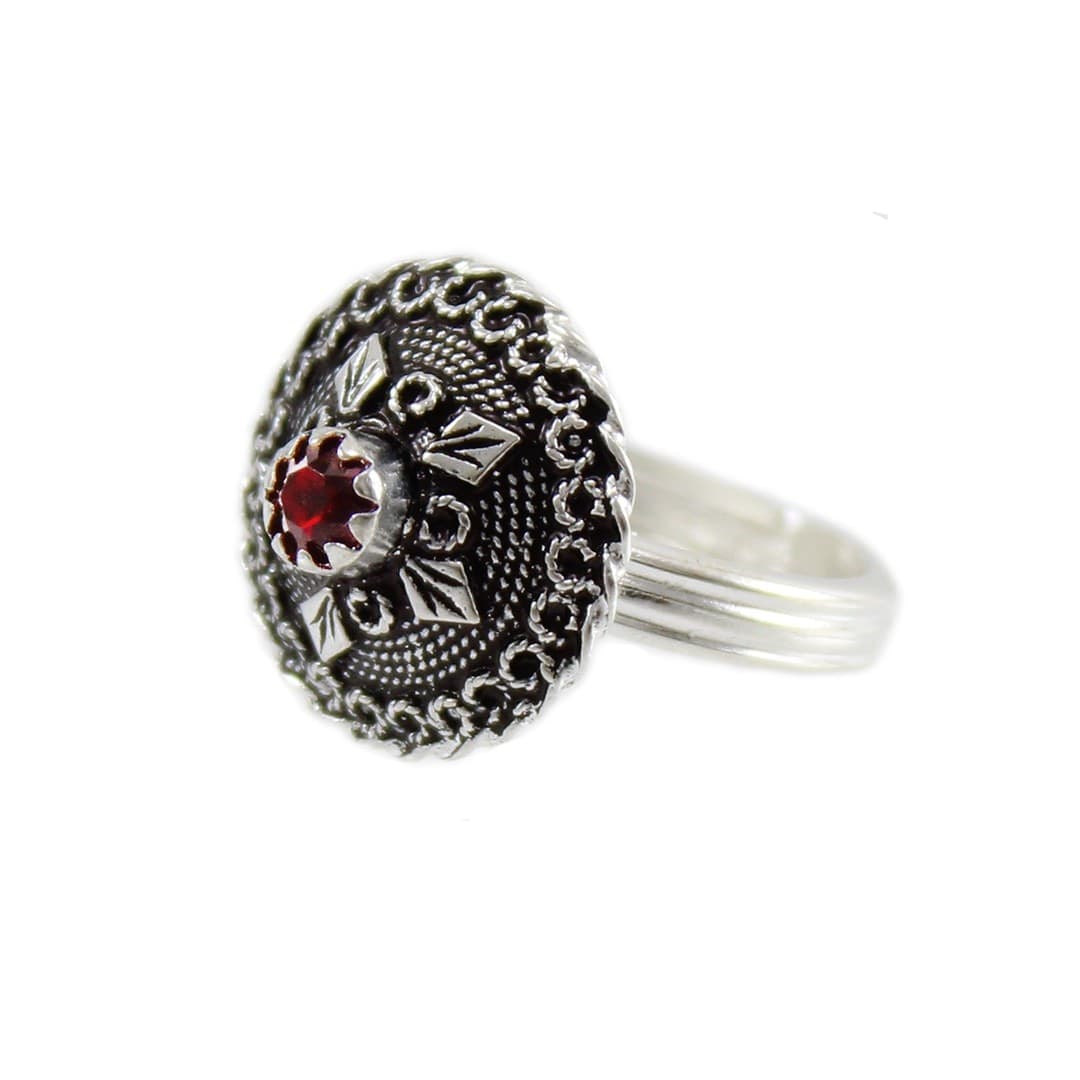Anello sardo da donna a bottone con pietra rossa in argento brunito in Anelli Gioielleria Saba - Dolianova, commercioVirtuoso.it