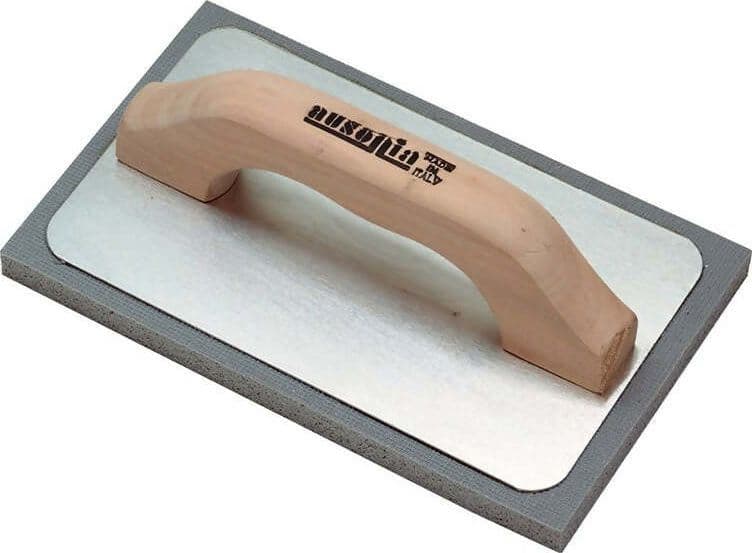 Ausonia - 42060 Frattazzo Frattone Gommaspugna Professionale Made In Italy Cm 21X14 Con Manico In Legno E Base In Alluminio in Cazzuole di finitura Ausonia - Maniago, commercioVirtuoso.it