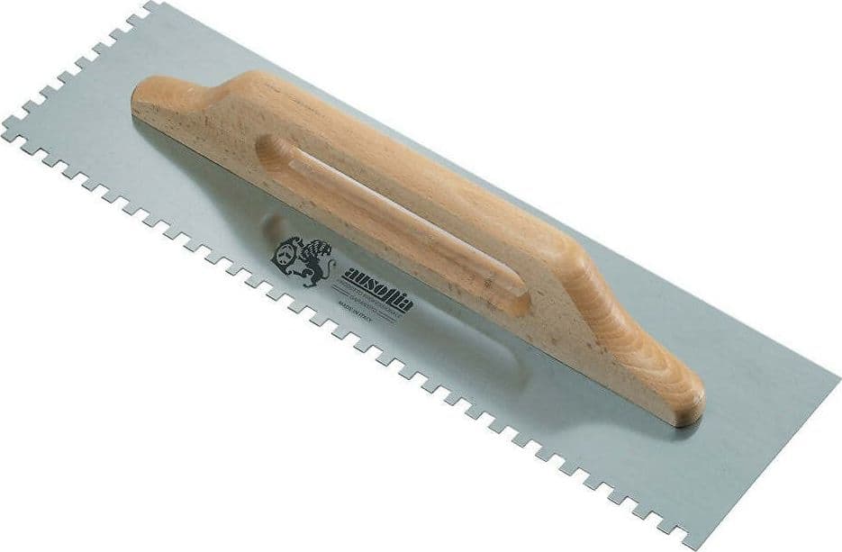Ausonia - 42085 Frattazzo Frattone Per Stucco Dentato A Due Mani Made In Italy Con Lama In Acciaio Carbonio 48X14 Dentatura 7,5X7,5 Mm E Manico Legno in Cazzuole di finitura Ausonia - Maniago, commercioVirtuoso.it