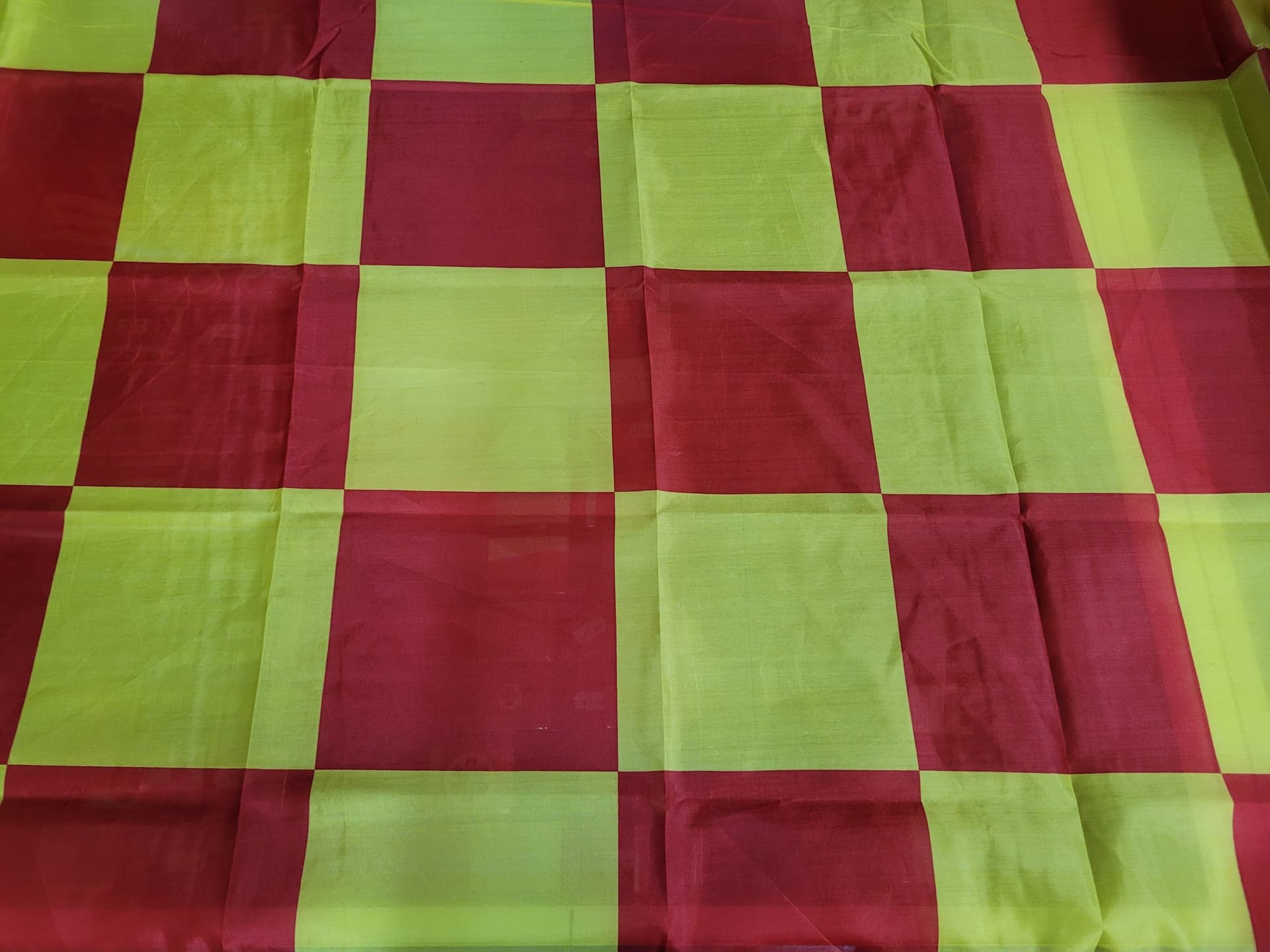 Bandiera a scacchi giallorossa Sport e tempo libero/Fan Shop/Patio prato e giardino/Bandiere per esterno Il Distintivo - Pesaro, Commerciovirtuoso.it