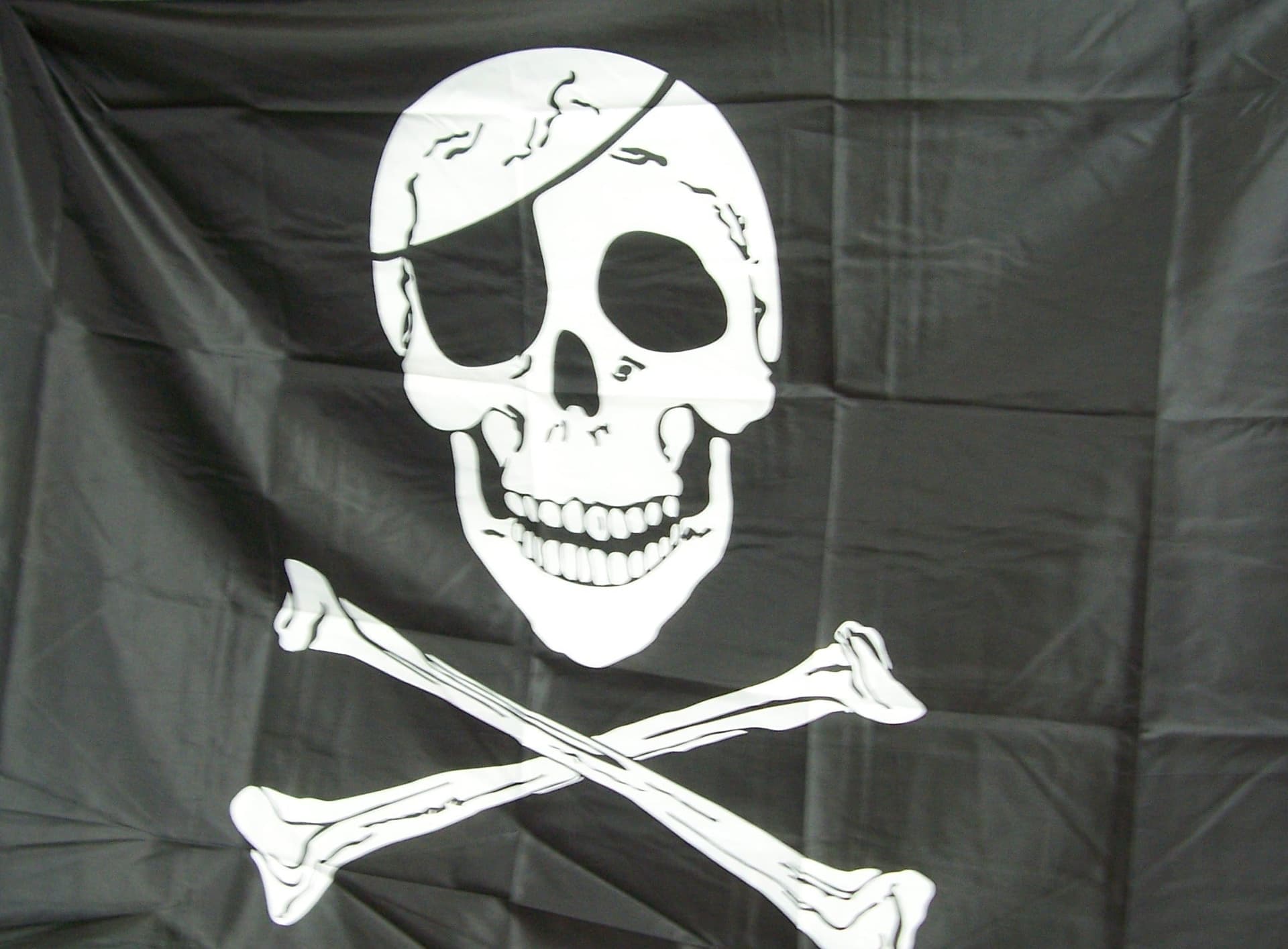 Bandiera Dei Pirati Con Teschio In Poliestere Nera Bandiera Da Appendere 100 X 150 Cm Uso Interno Bandiera Da Pirata Sport e tempo libero/Fan Shop/Patio prato e giardino/Bandiere per esterno Il Distintivo - Pesaro, Commerciovirtuoso.it