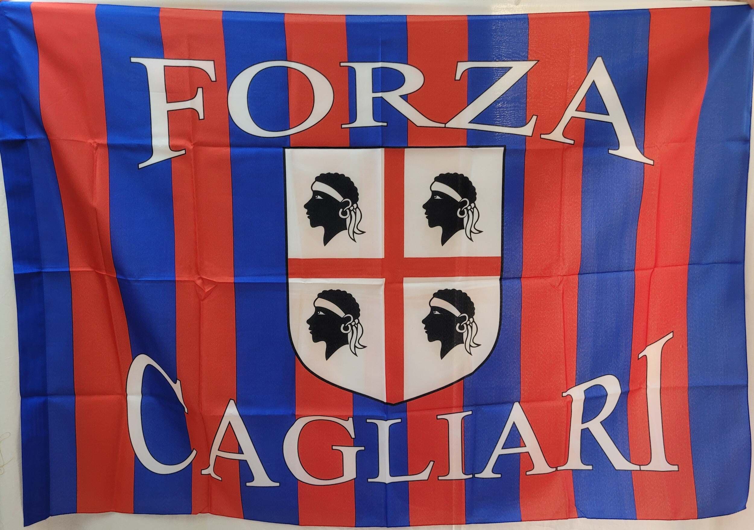 Bandiera Forza Cagliari Orizzontale Cm 100 X 150 Uso Interno Ed Esterno Con Fodero Per Asta Sport e tempo libero/Fan Shop/Calcio/Bandiere e gagliardetti Il Distintivo - Pesaro, Commerciovirtuoso.it