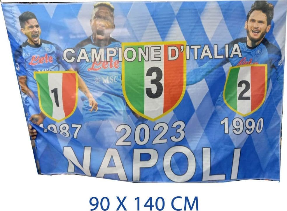 Bandiera Forza Napoli 3 Scudetto Osimhen Simeone Kvaratskhelia Campione 90x140cm Sport e tempo libero/Fan Shop/Calcio/Bandiere e gagliardetti Trade Shop italia - Napoli, Commerciovirtuoso.it