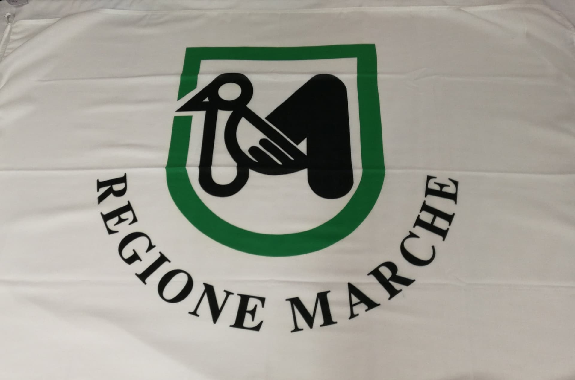 Bandiera Marchigiana Bandiera Regione Marche Rinforzata Uso Esterno E Interno Con Cuciture Perimetrali E Corda per Il Fissaggio Sport e tempo libero/Fan Shop/Patio prato e giardino/Bandiere per esterno Il Distintivo - Pesaro, Commerciovirtuoso.it