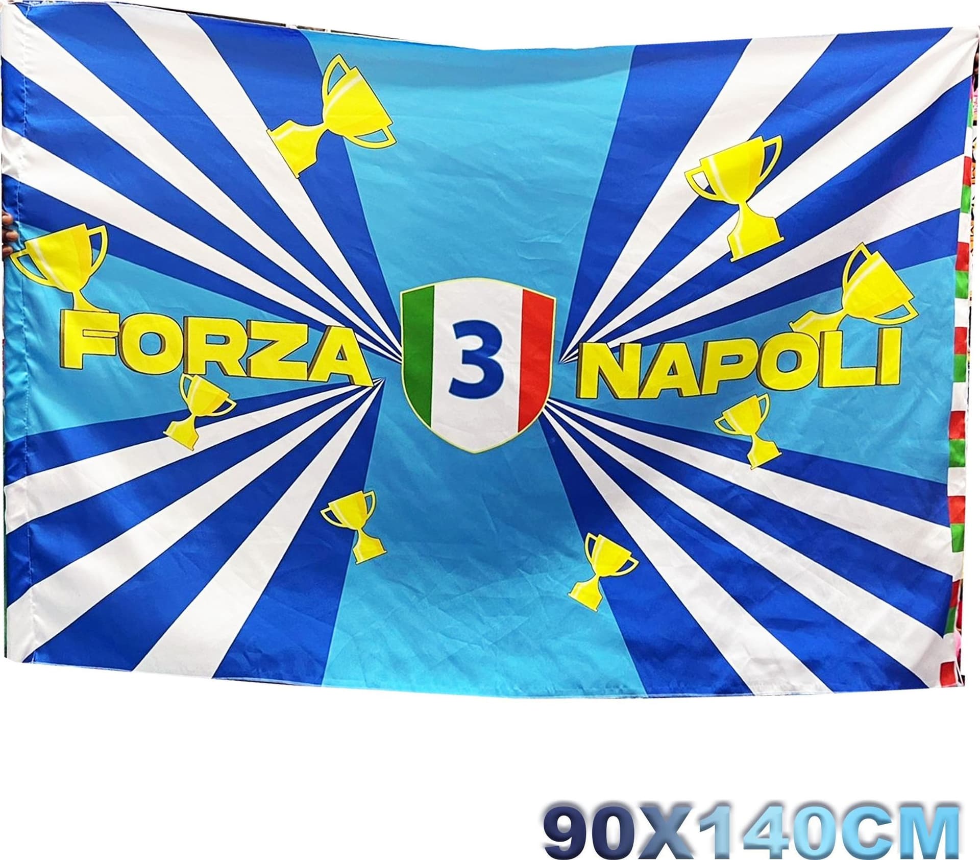 Bandiera Napoli Festa 3 Scudetto Campioni D'italia Forza Napoli Coppe 90x140cm Sport e tempo libero/Fan Shop/Calcio/Bandiere e gagliardetti Trade Shop italia - Napoli, Commerciovirtuoso.it