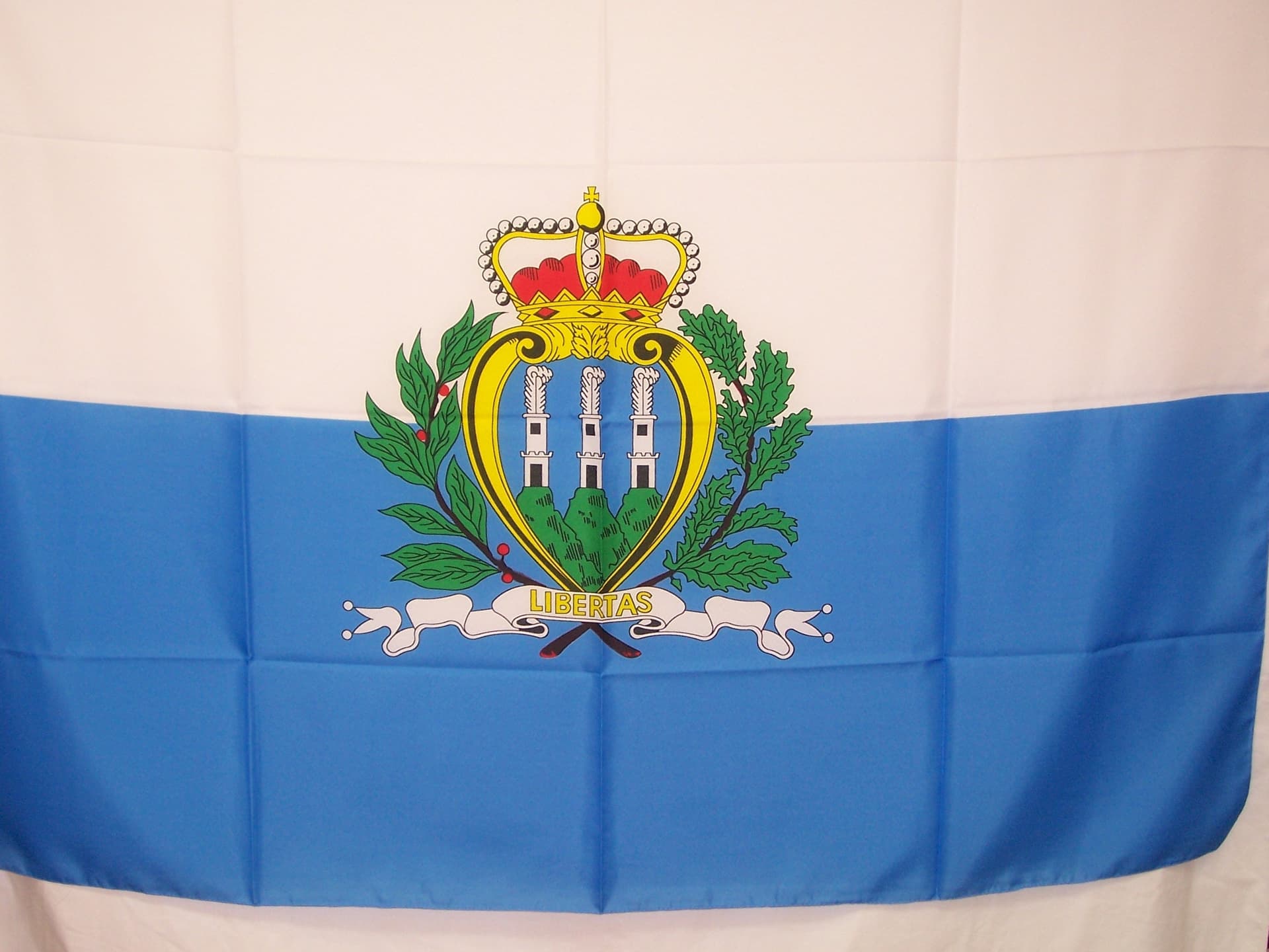 Bandiera Repubblica San Marino 100x150cm Bandiera Sammarinese Rep. S. Marino Ideale Da Appendere Al Balcone O Da Mettere All' Interno Con Laccetti Laterali O Fodero Per Asta Sport e tempo libero/Fan Shop/Calcio/Bandiere e gagliardetti Il Distintivo - Pesaro, Commerciovirtuoso.it
