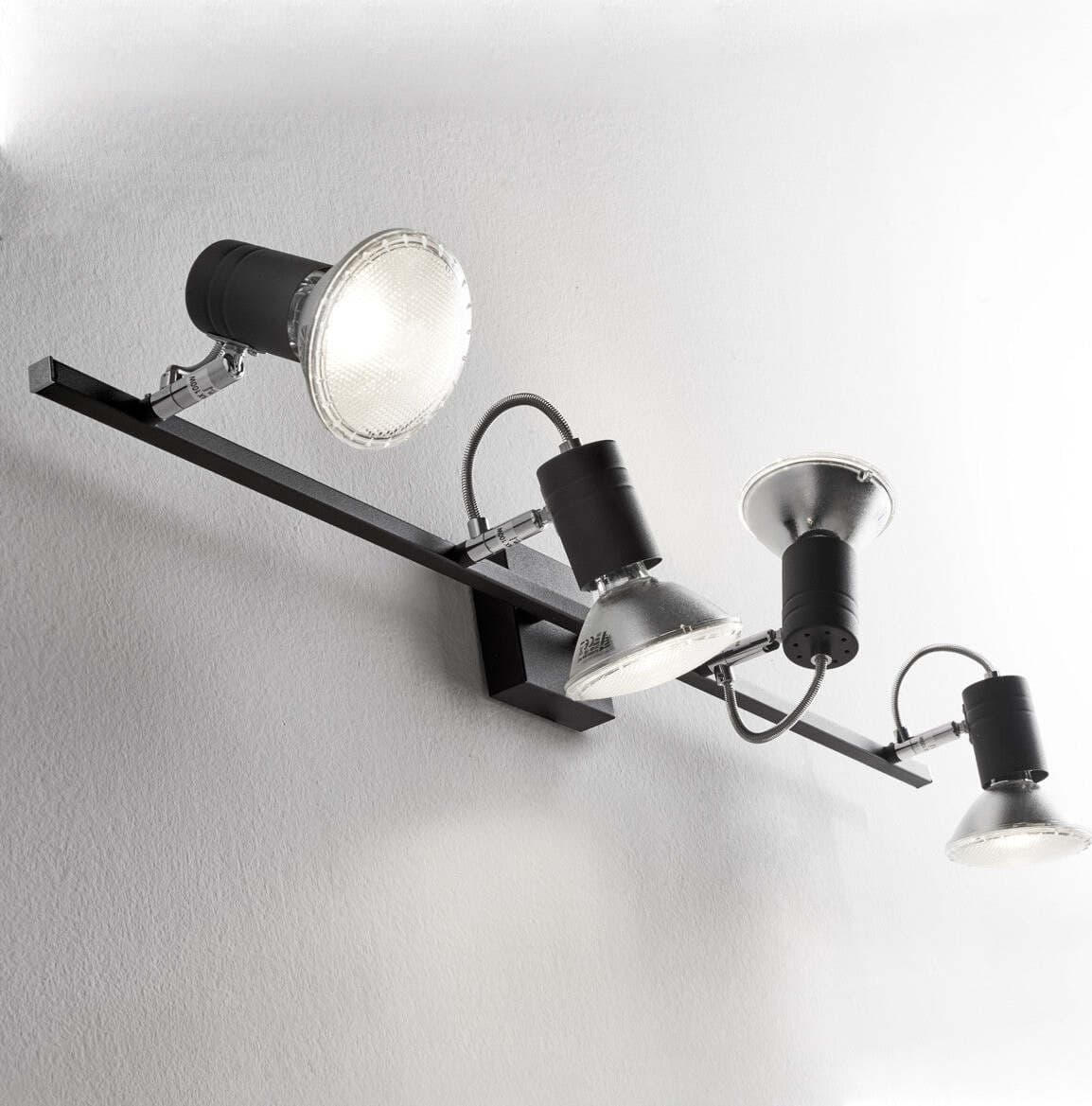 Binario-moderno-Illuminando-ZEUS-4-NR-E27-LED-spot-orientabili-parete-soffitto