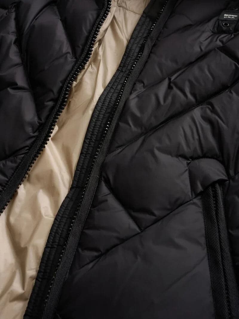 Blauer giubbino donna Alicia piumino sfiancato geometrico in nylon lucido nero con cappuccio e pelliccia removibile dettaglio